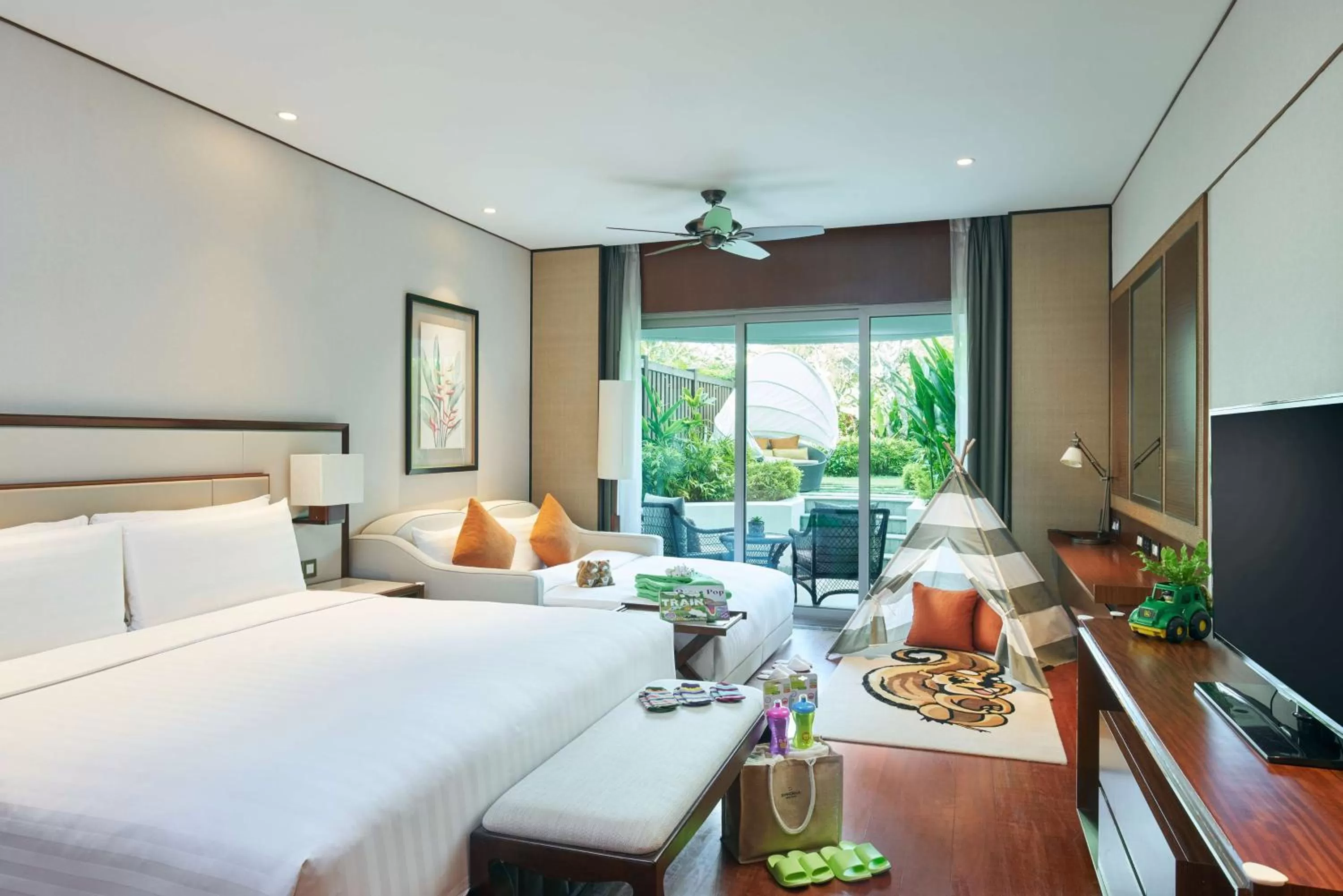 Garden Wing Deluxe Family Terrace King in Shangri-La Singapore