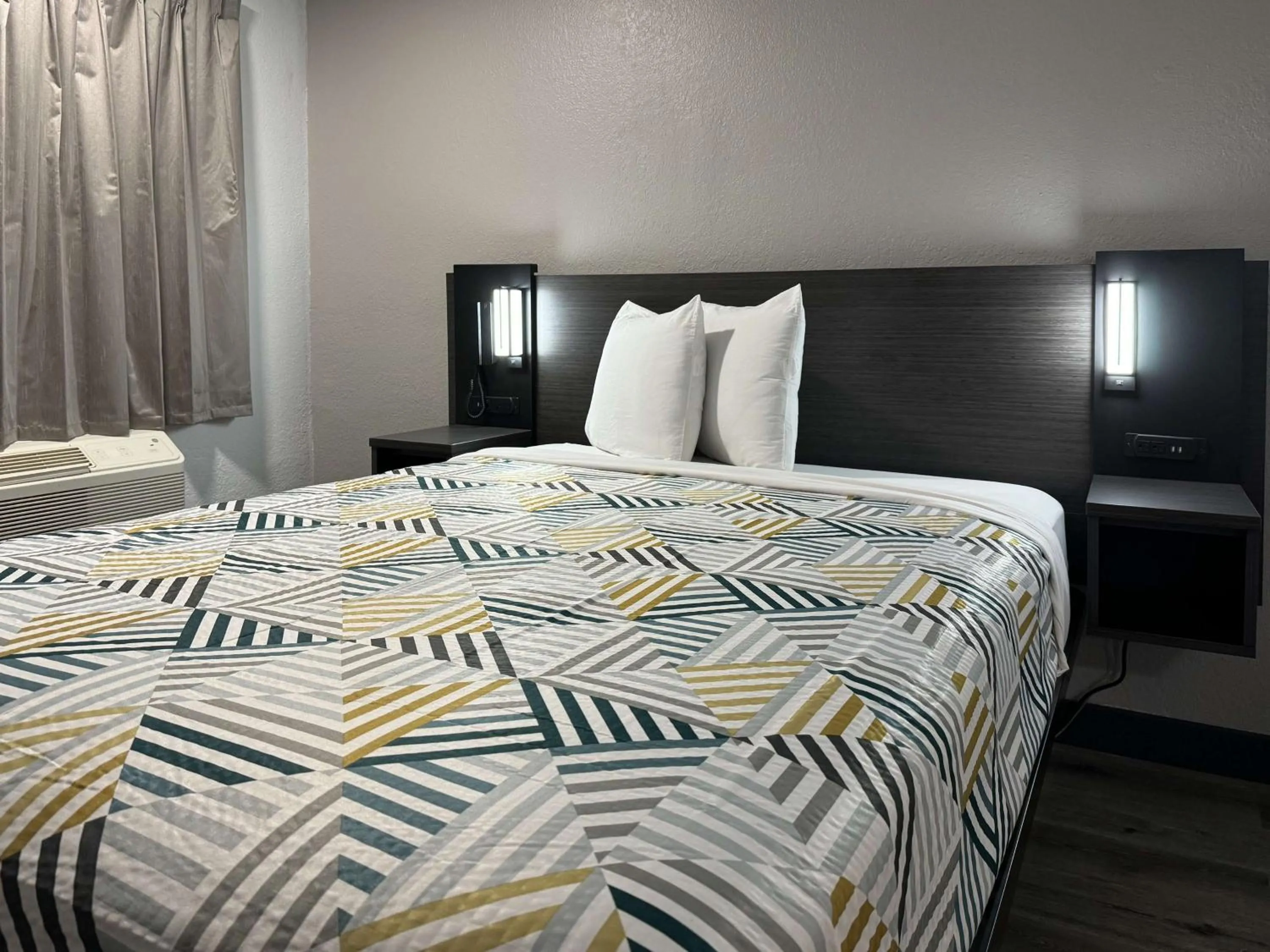 Queen Room - Disability Access - Roll in Shower in Motel 6-Bradenton, FL