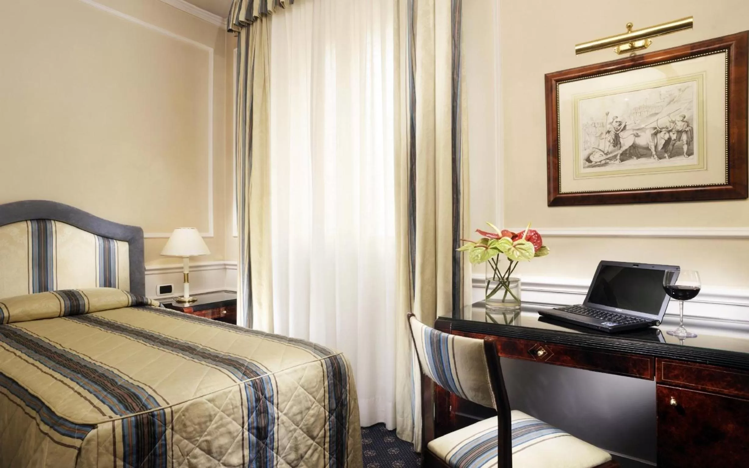 Single Room in Hotel De La Ville