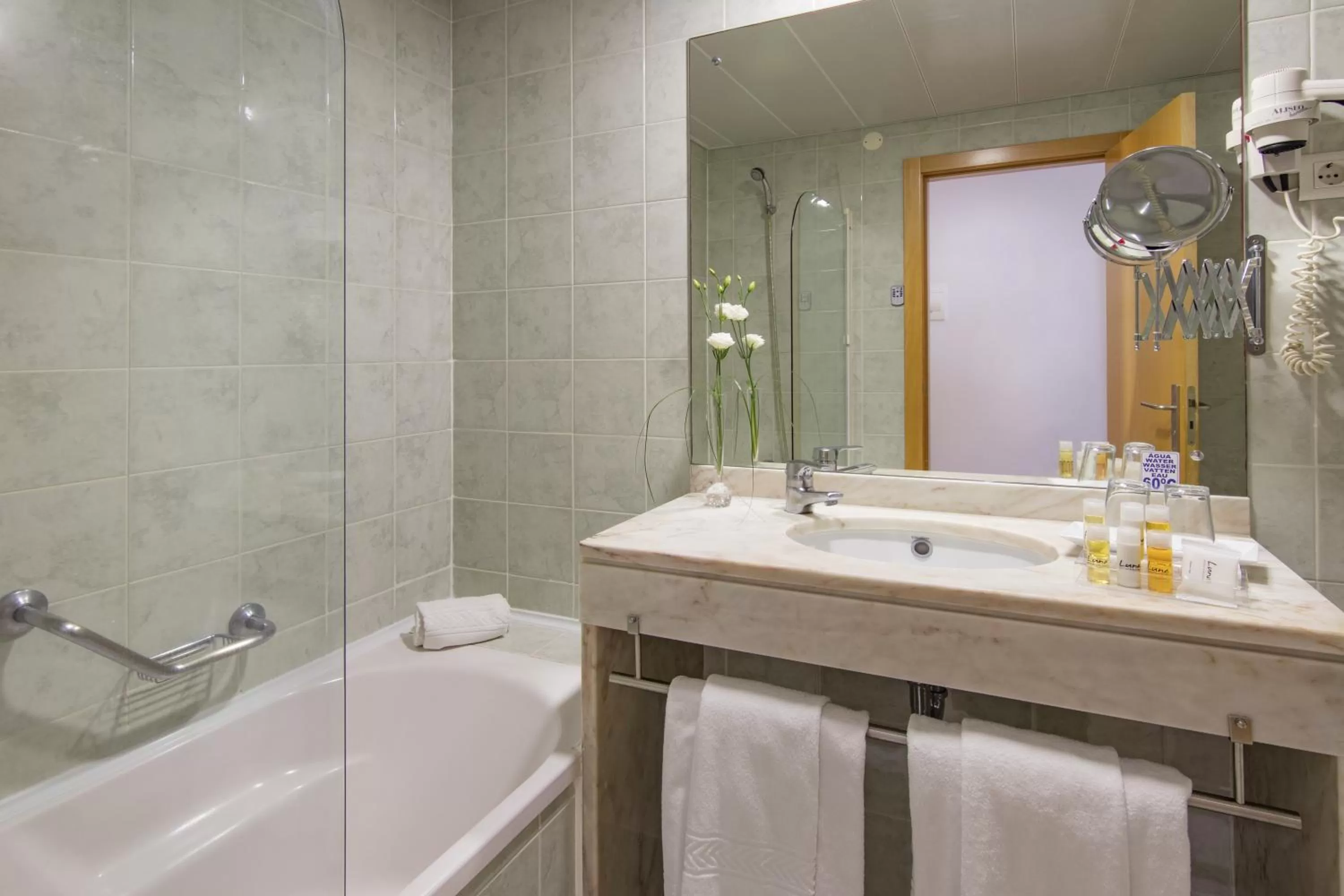 Double or Twin Room with City View in Luna Esperanca Centro Hotel