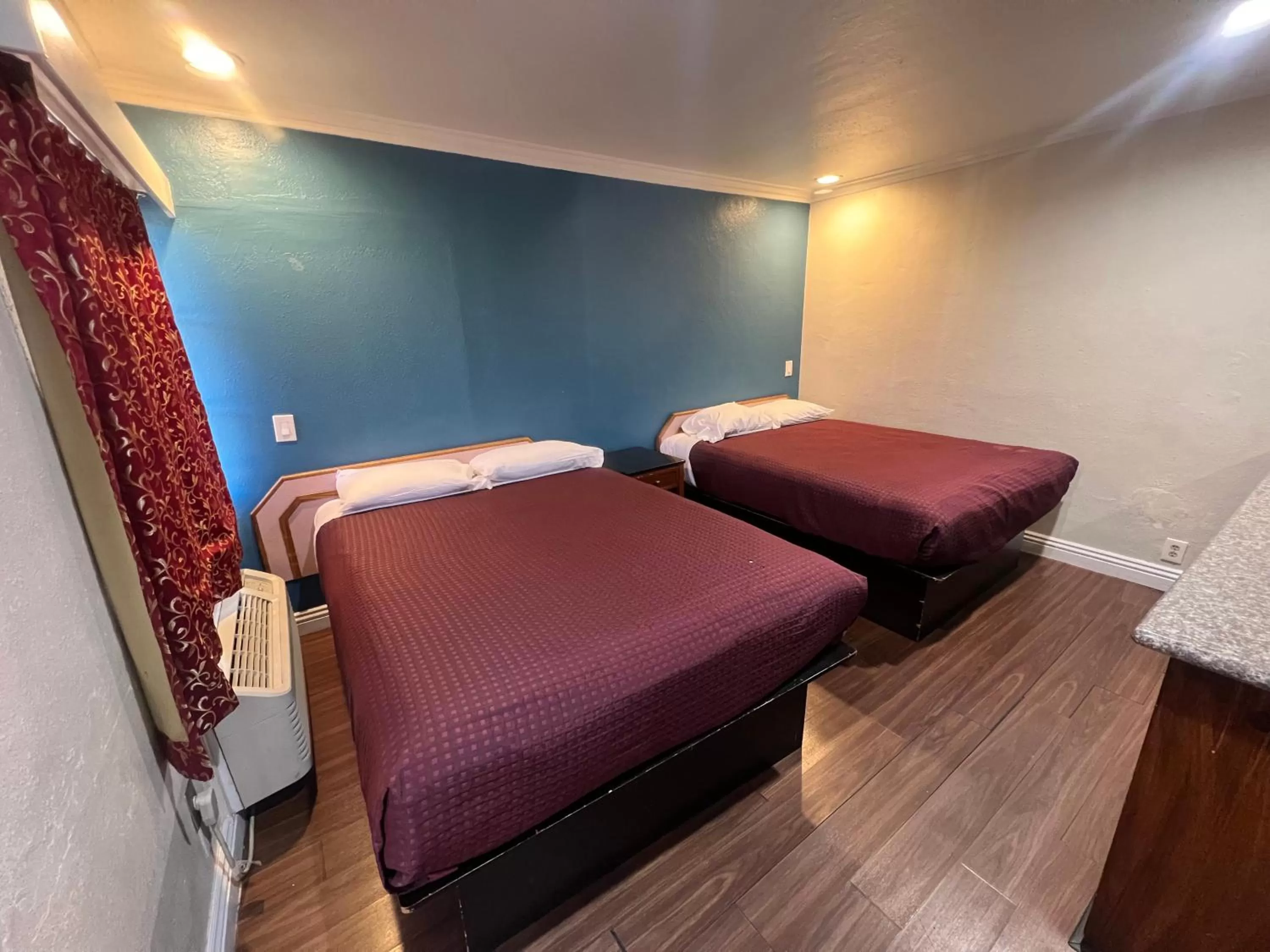 Double Room with Two Double Beds - Smoking in Harris Motel