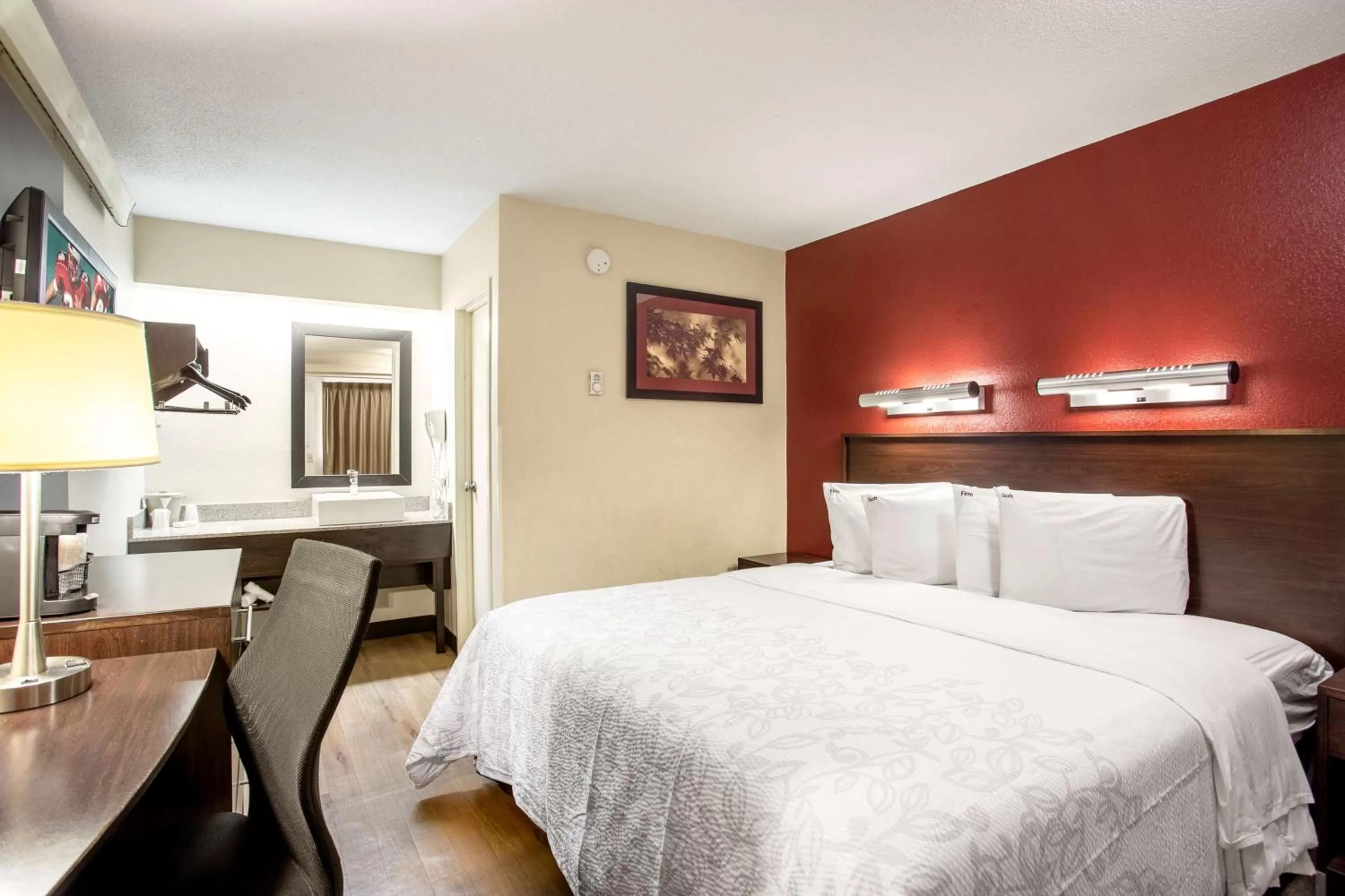 Standard King Room Smoke Free in Red Roof Inn PLUS+ Baltimore-Washington DC/BWI Airport