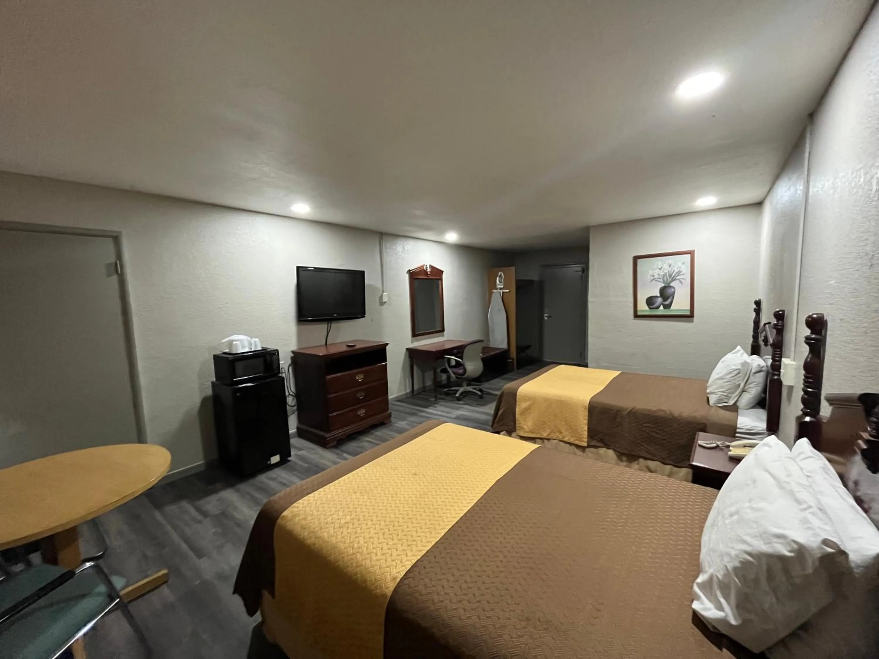 Double Room with Two Double Beds - Non-Smoking in Mid Towne Inn & Suites