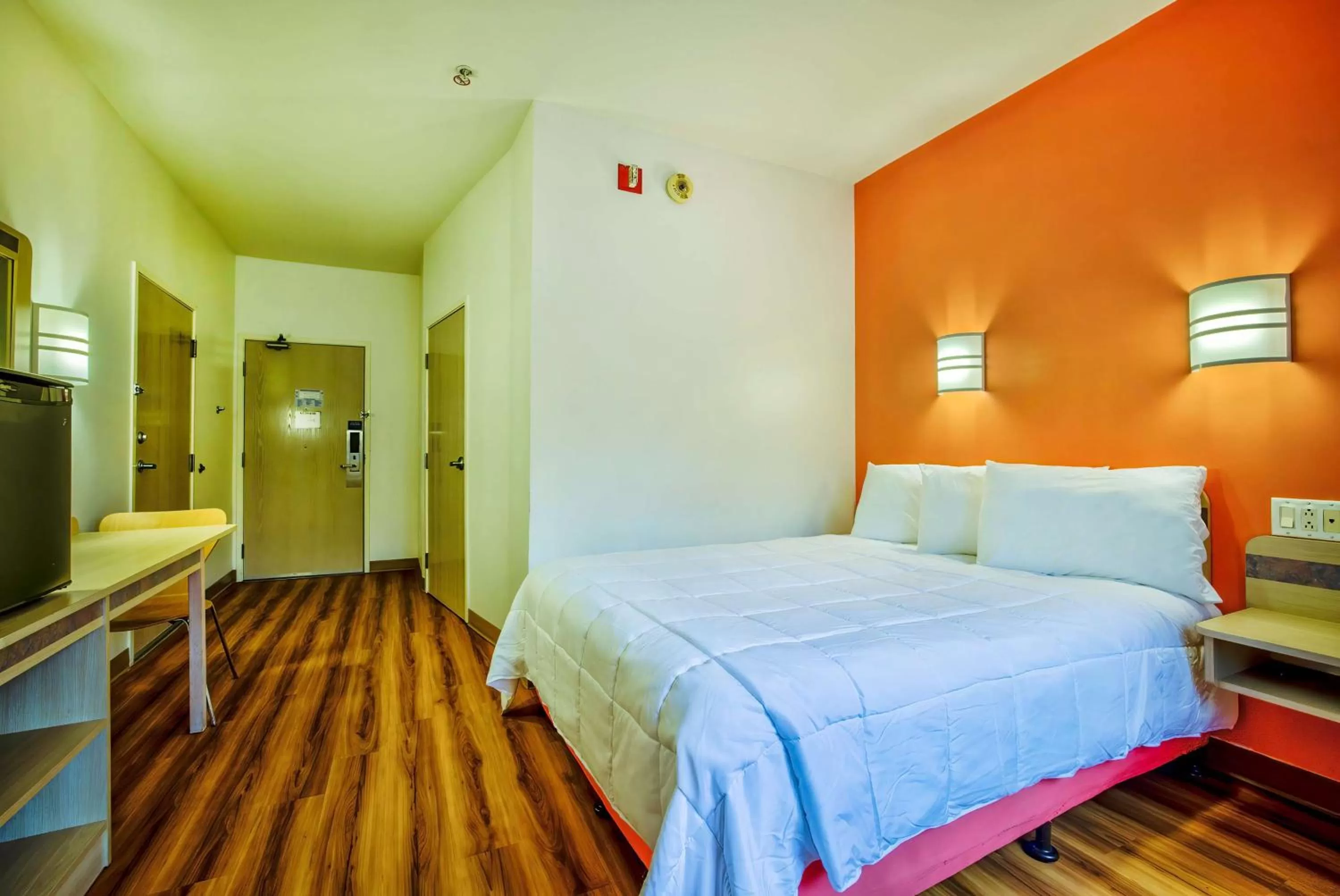Queen Room - Disability Access - Roll in Shower in Motel 6-Burlington, ON - Toronto West - Oakville