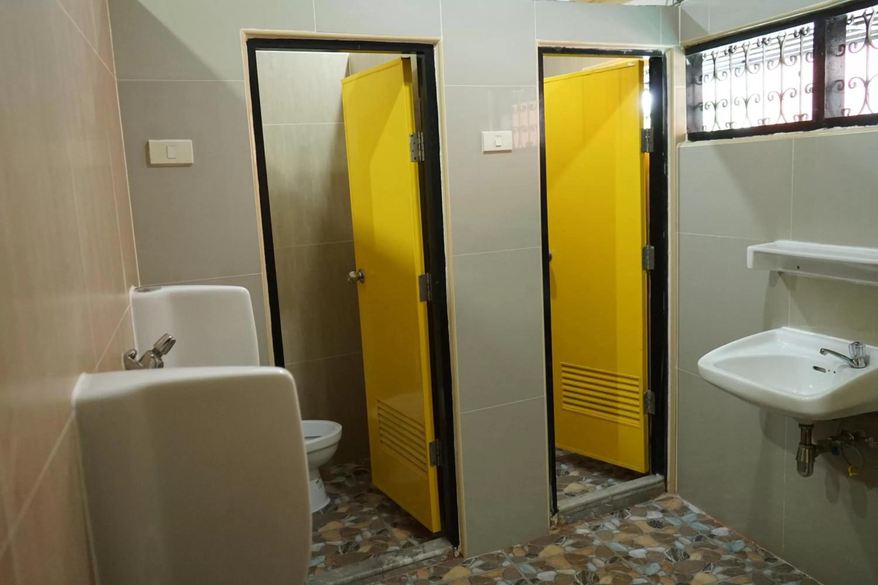 Twin Room with Shared Bathroom in Yes Kaosan