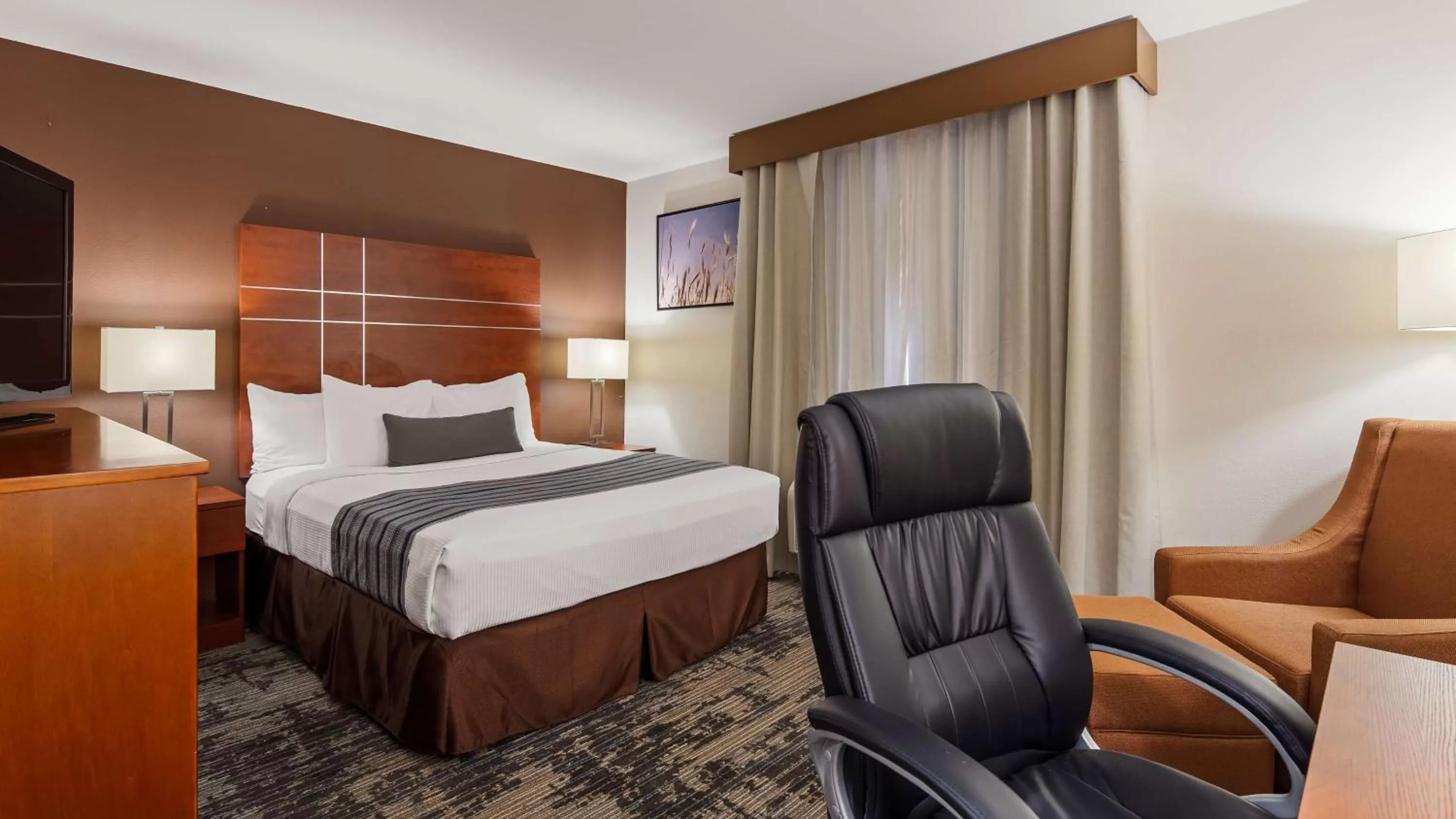 King Room with Roll-in Shower - Disability Access/Non-Smoking in Best Western Plus Wakeeney Inn & Suites