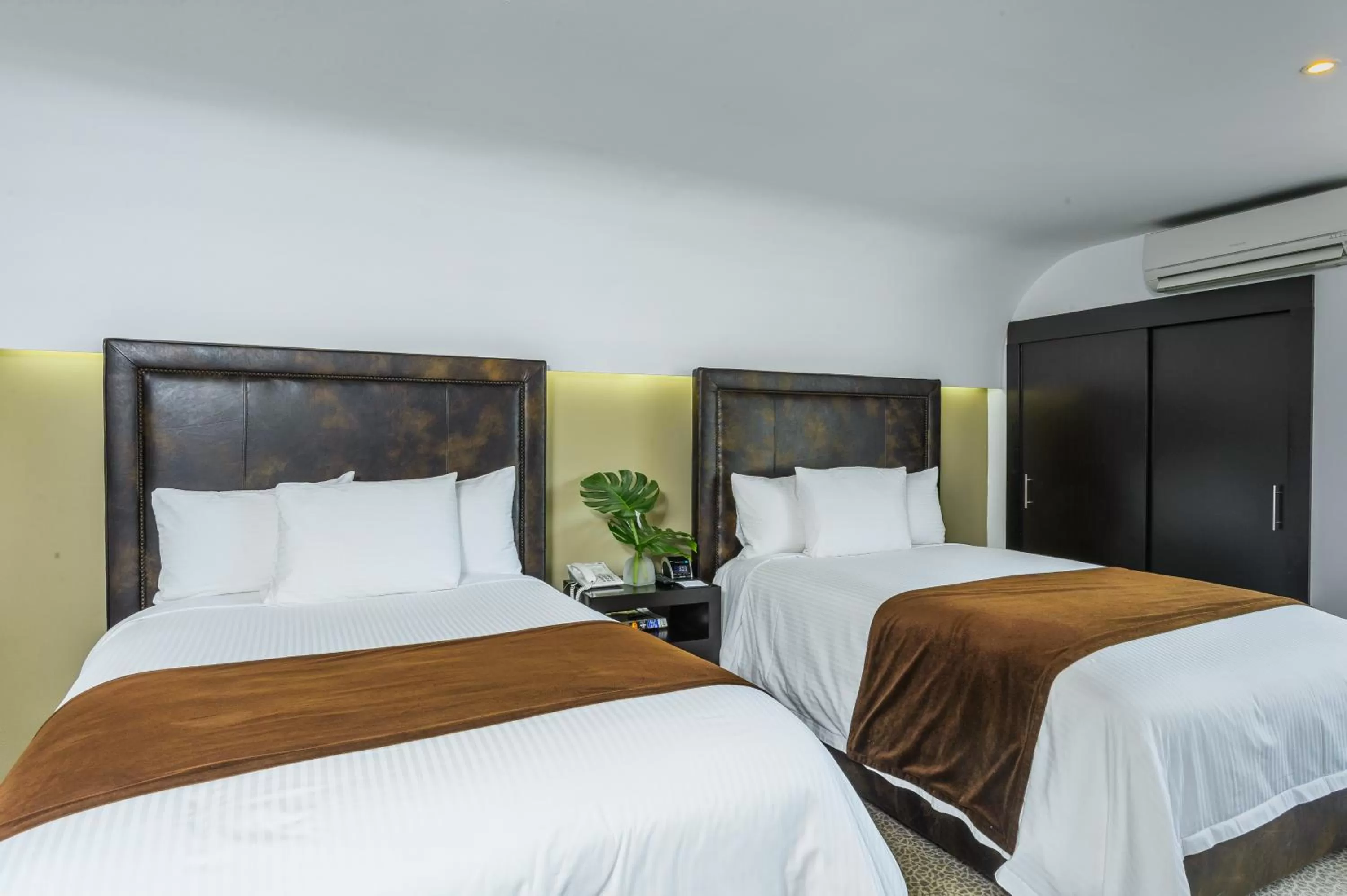 Double Room with Two Double Beds in Riande Urban Hotel