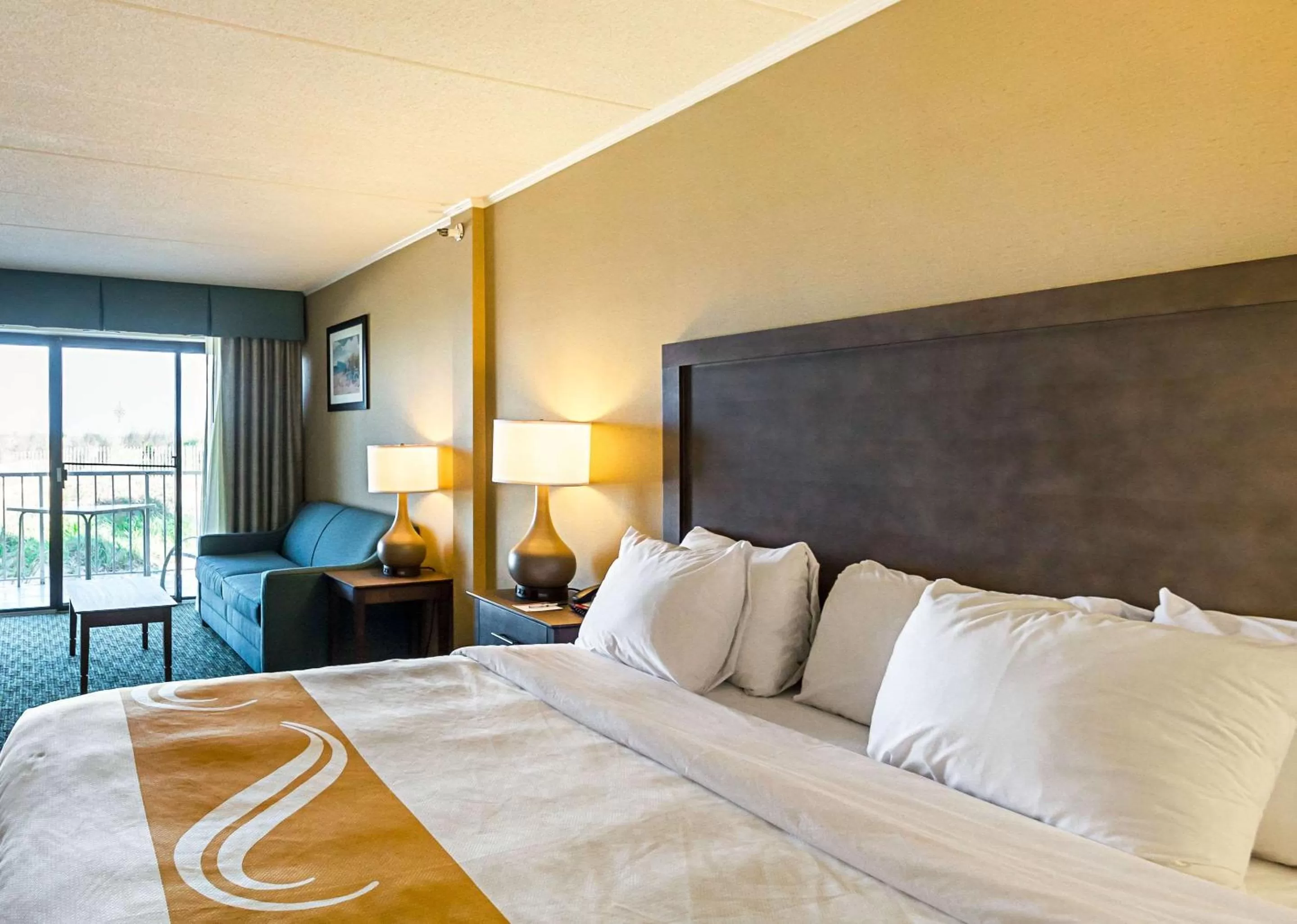 Oceanfront King kitchenette & Sleep-Sofa in Quality Inn Oceanfront