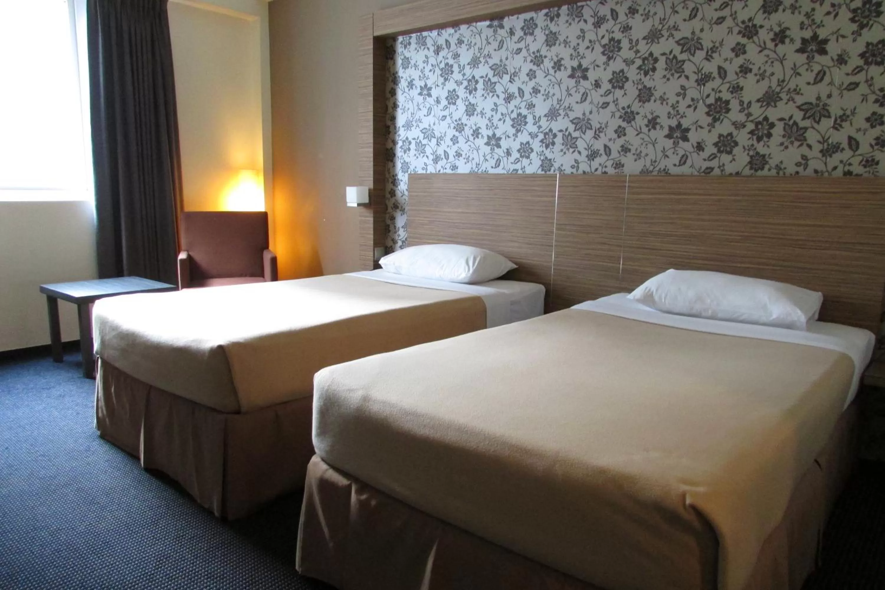 Deluxe Twin Room in Strand Hotel