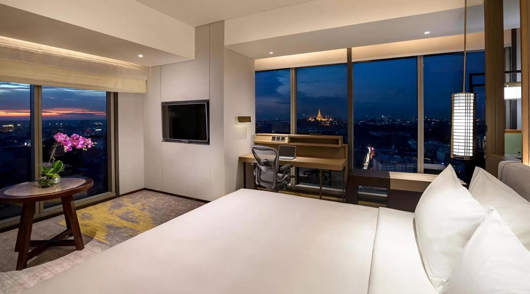 Premier Corner King Room in Pan Pacific Yangon