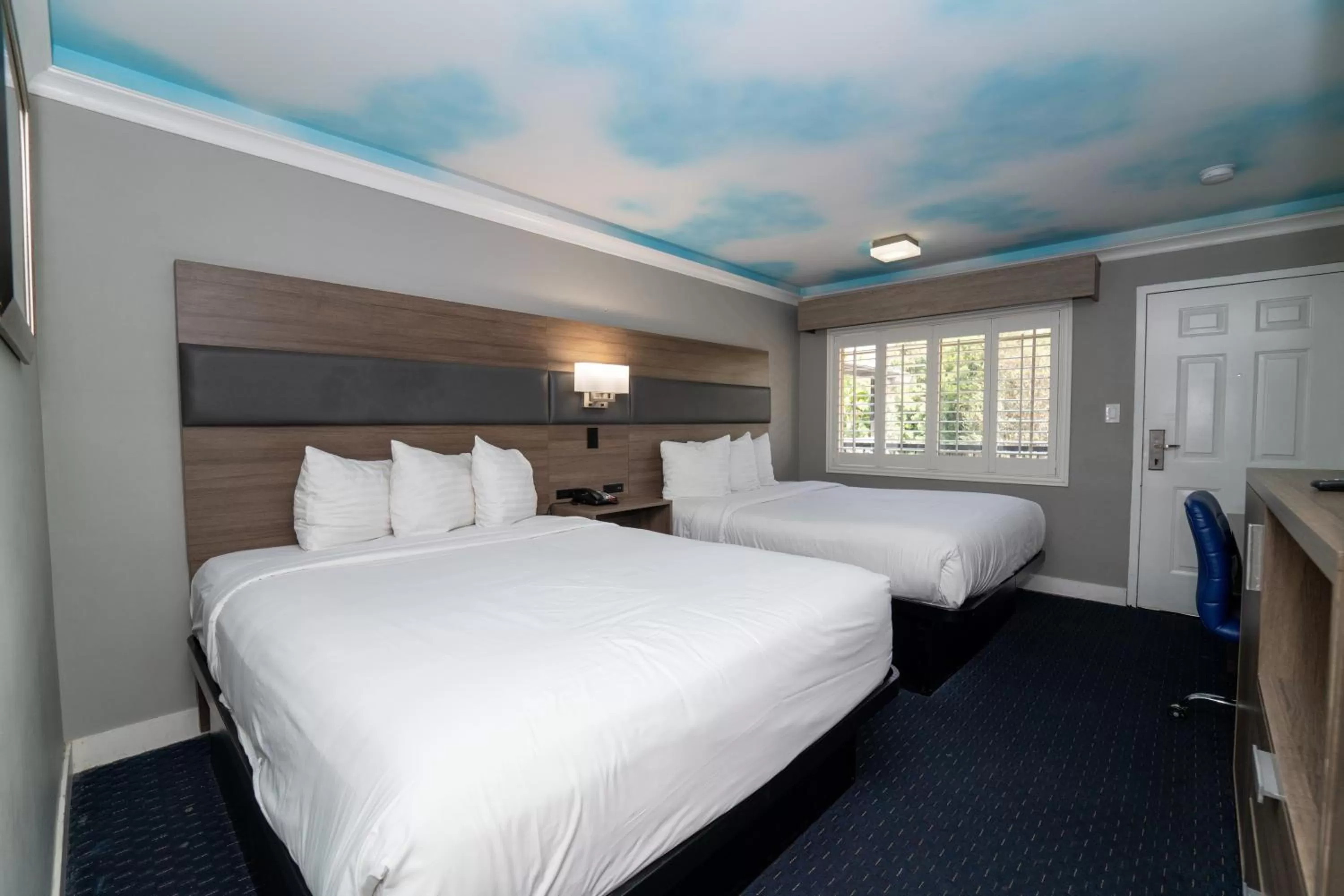 Queen Room with Two Queen Beds - Smoking in Hollywood Palms Inns & Suites