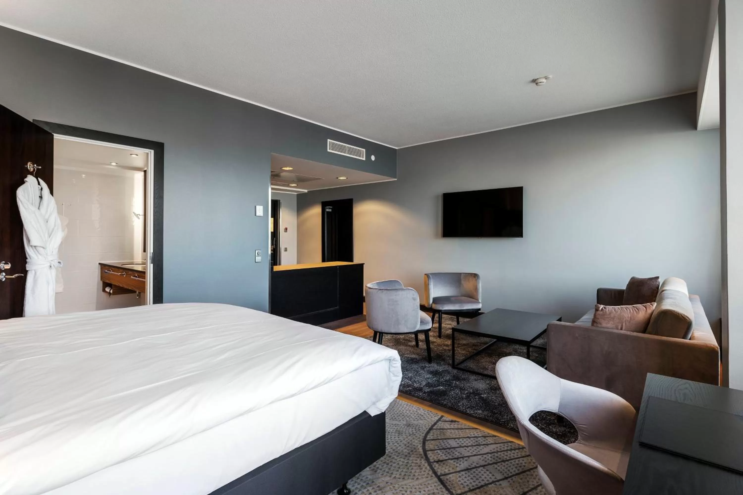 Junior King Suite with Sofa Bed in Crowne Plaza Helsinki - Hesperia, an IHG Hotel