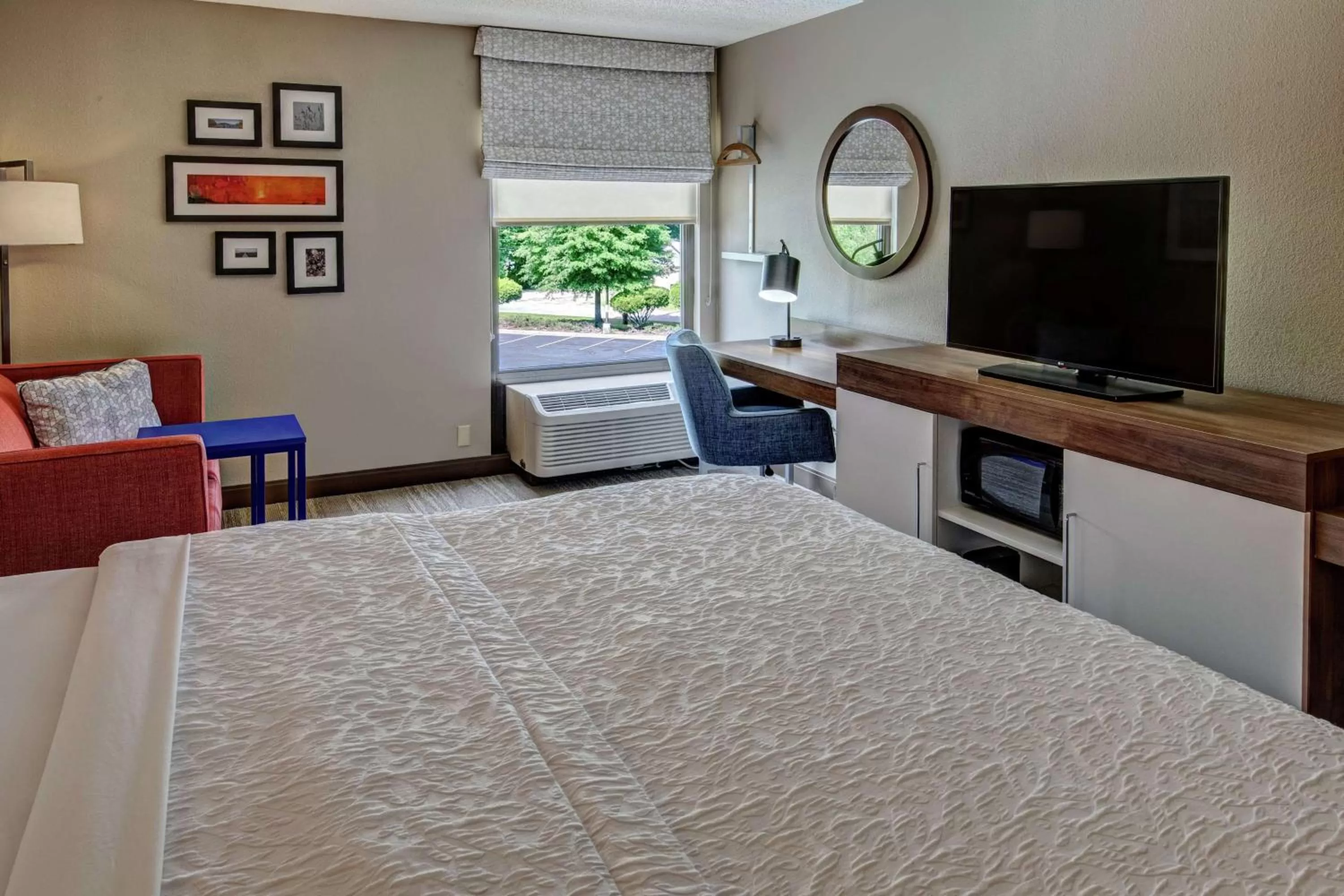 King Room with Bath Tub- Accessible/Non-Smoking in Hampton Inn Elizabeth City