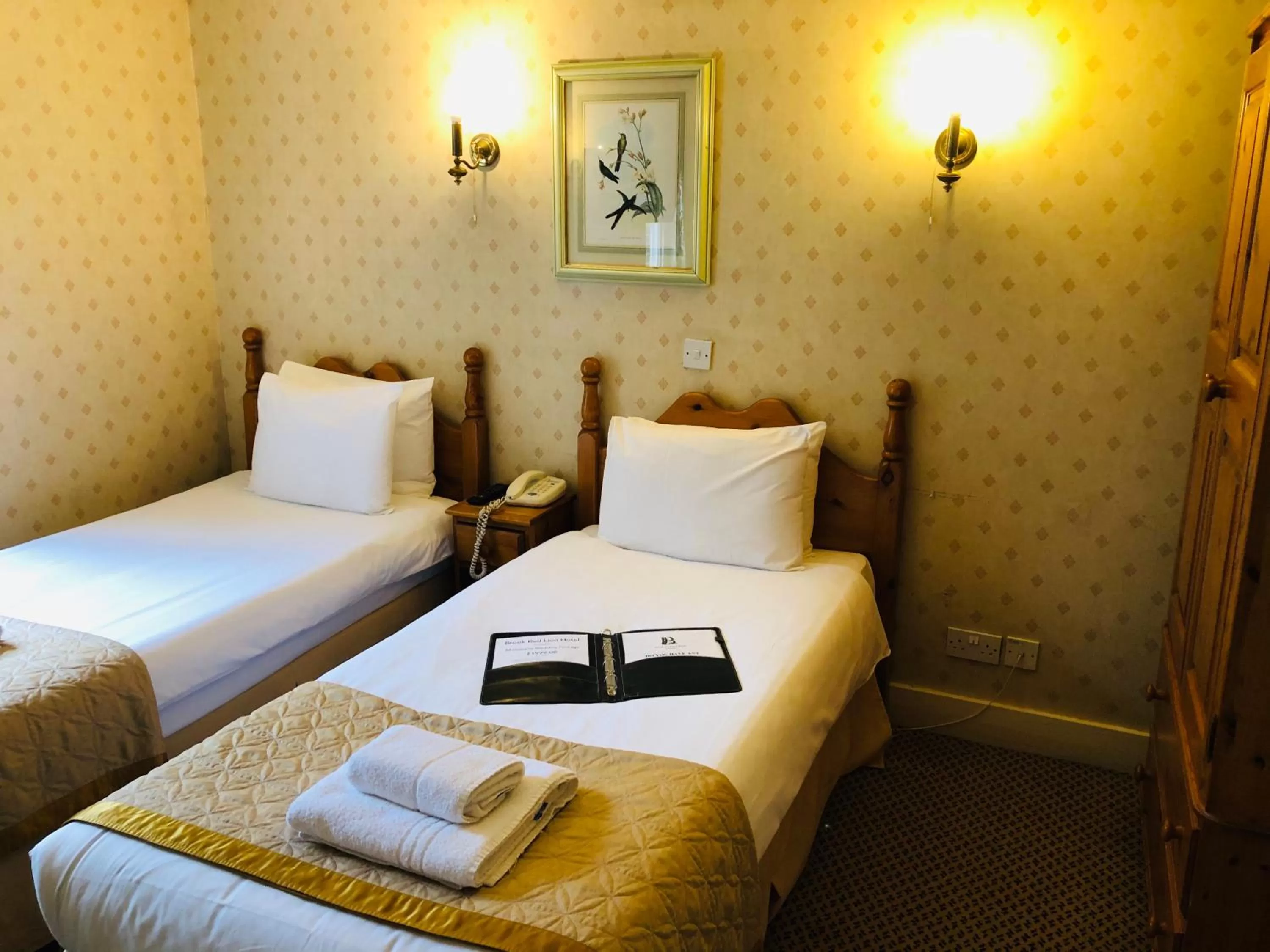 Standard Triple Room in Brook Red Lion Hotel