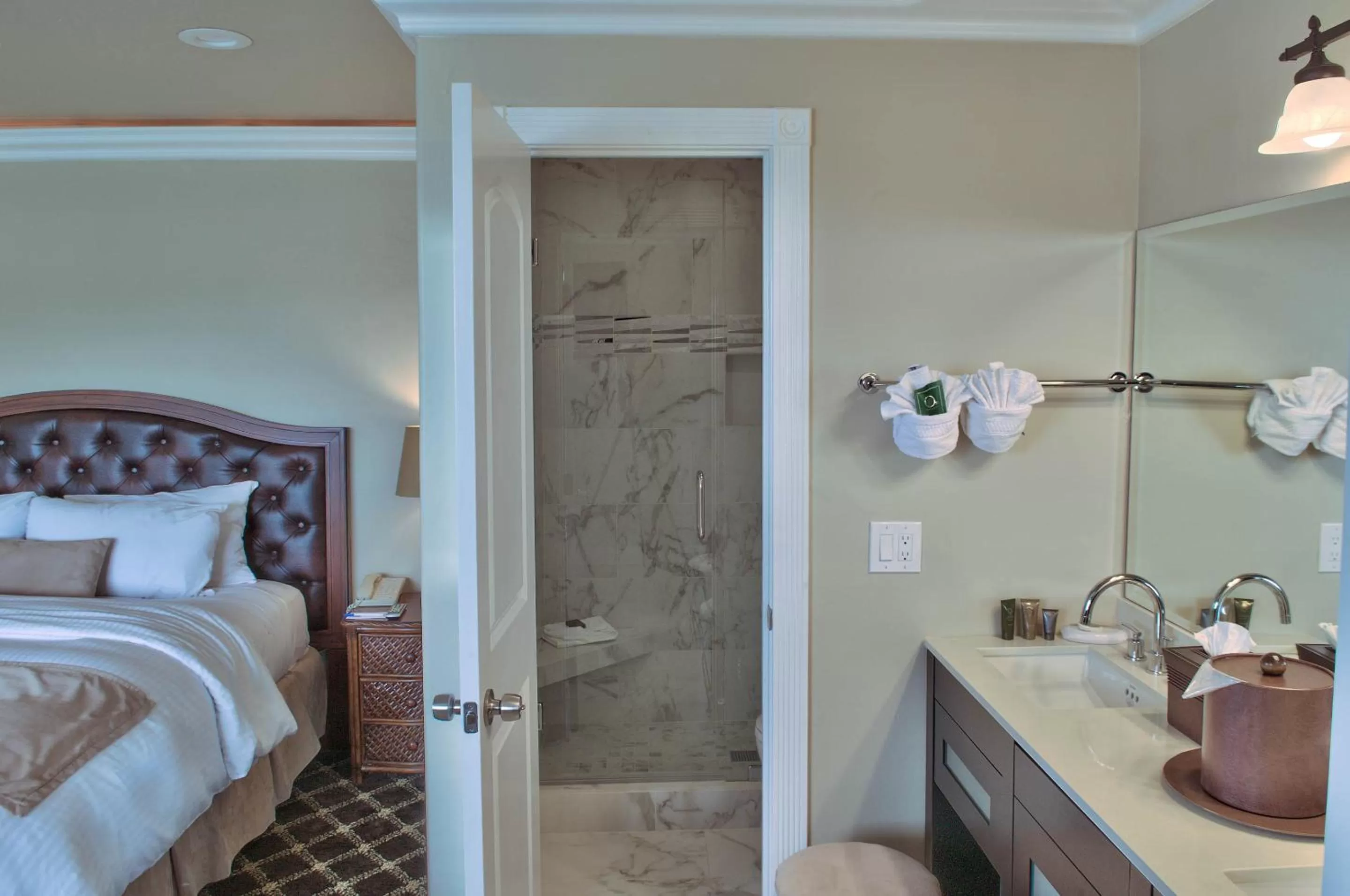 One-Bedroom King Suite in Lovers Point Inn