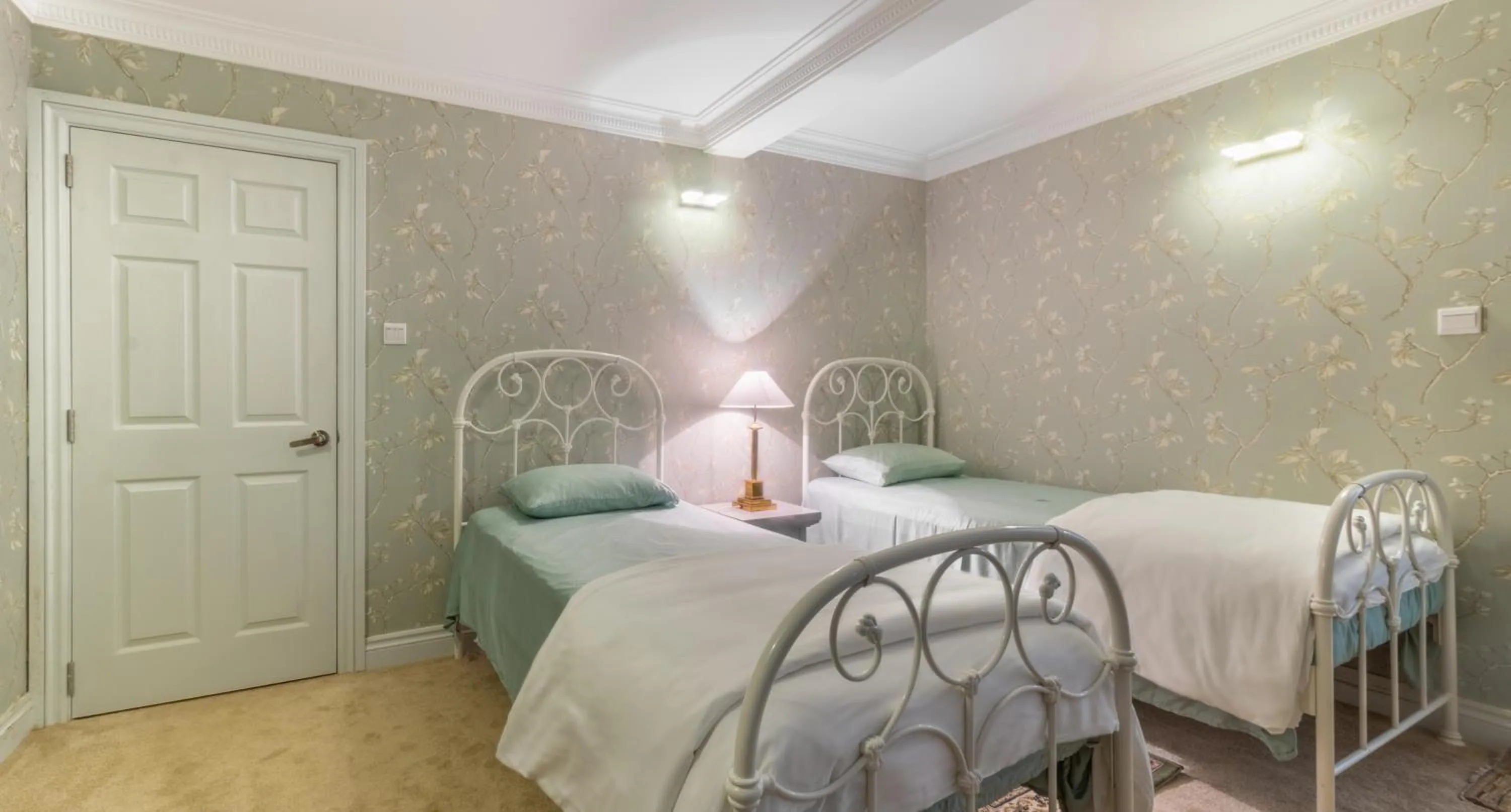 Deluxe Twin Room in Kent Cottage