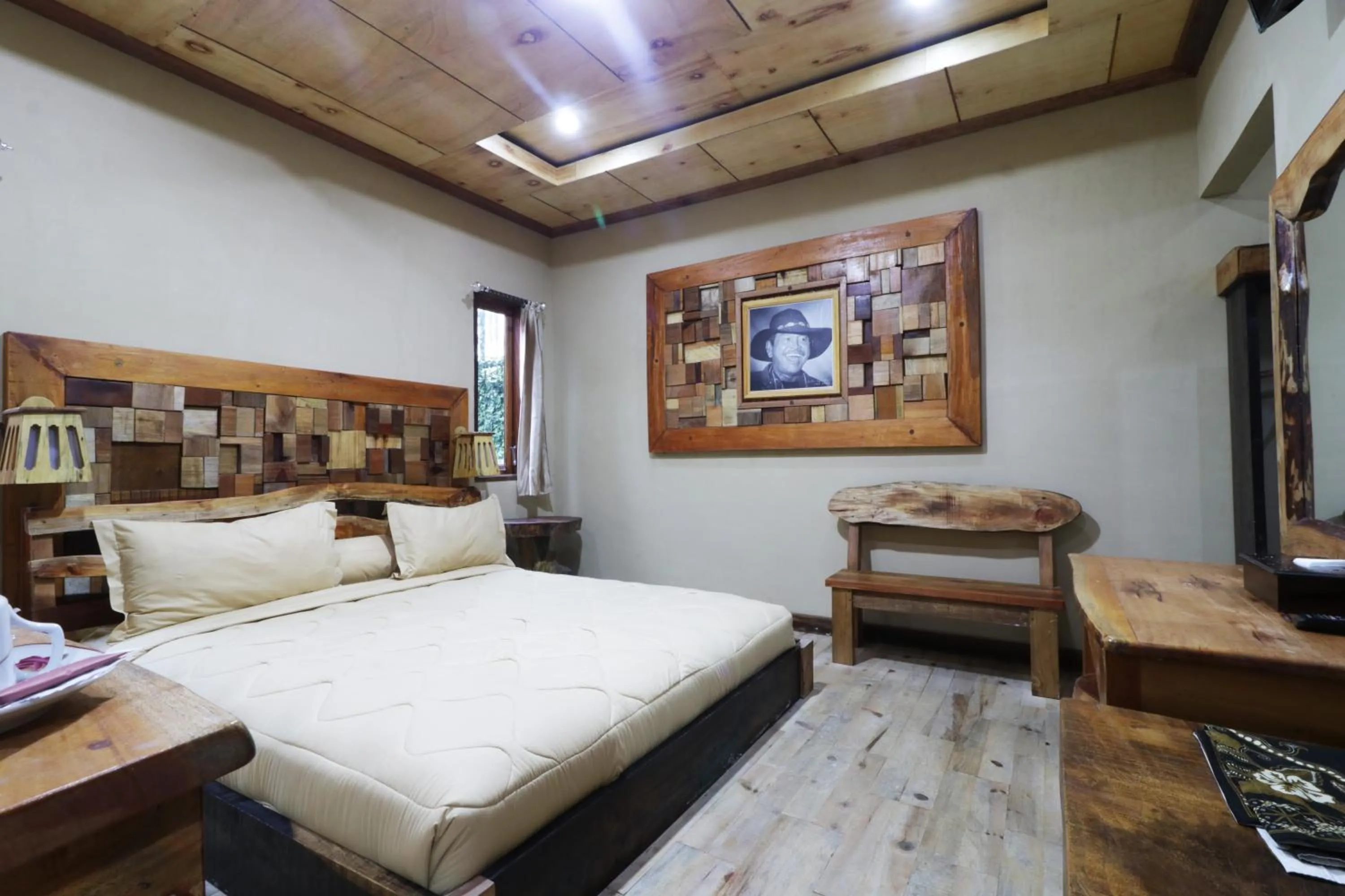 Large Double Room in Alloyna Country Cottage Brastagi