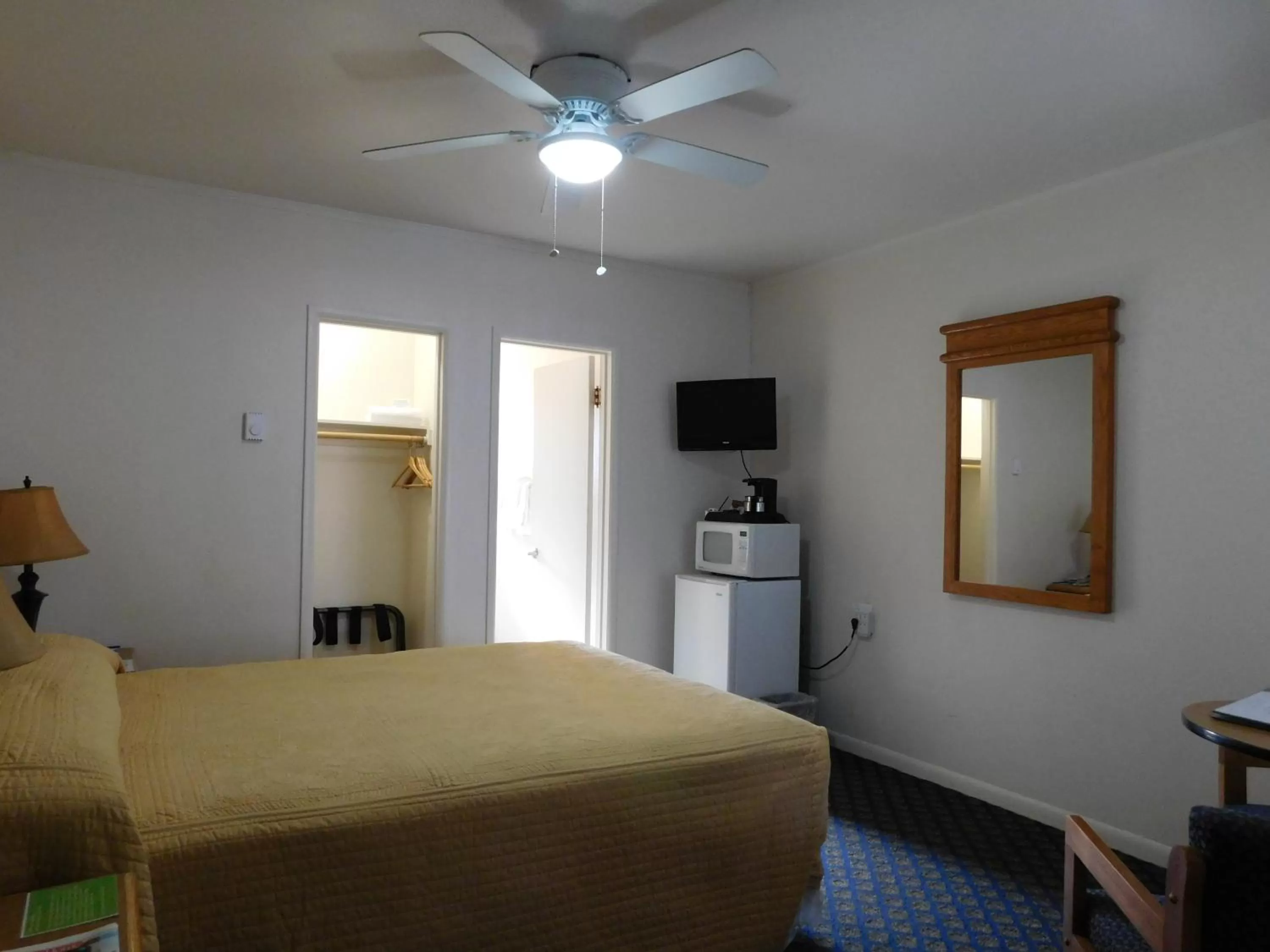 Standard Queen Room - Pet Friendly in Wild Rivers Motorlodge