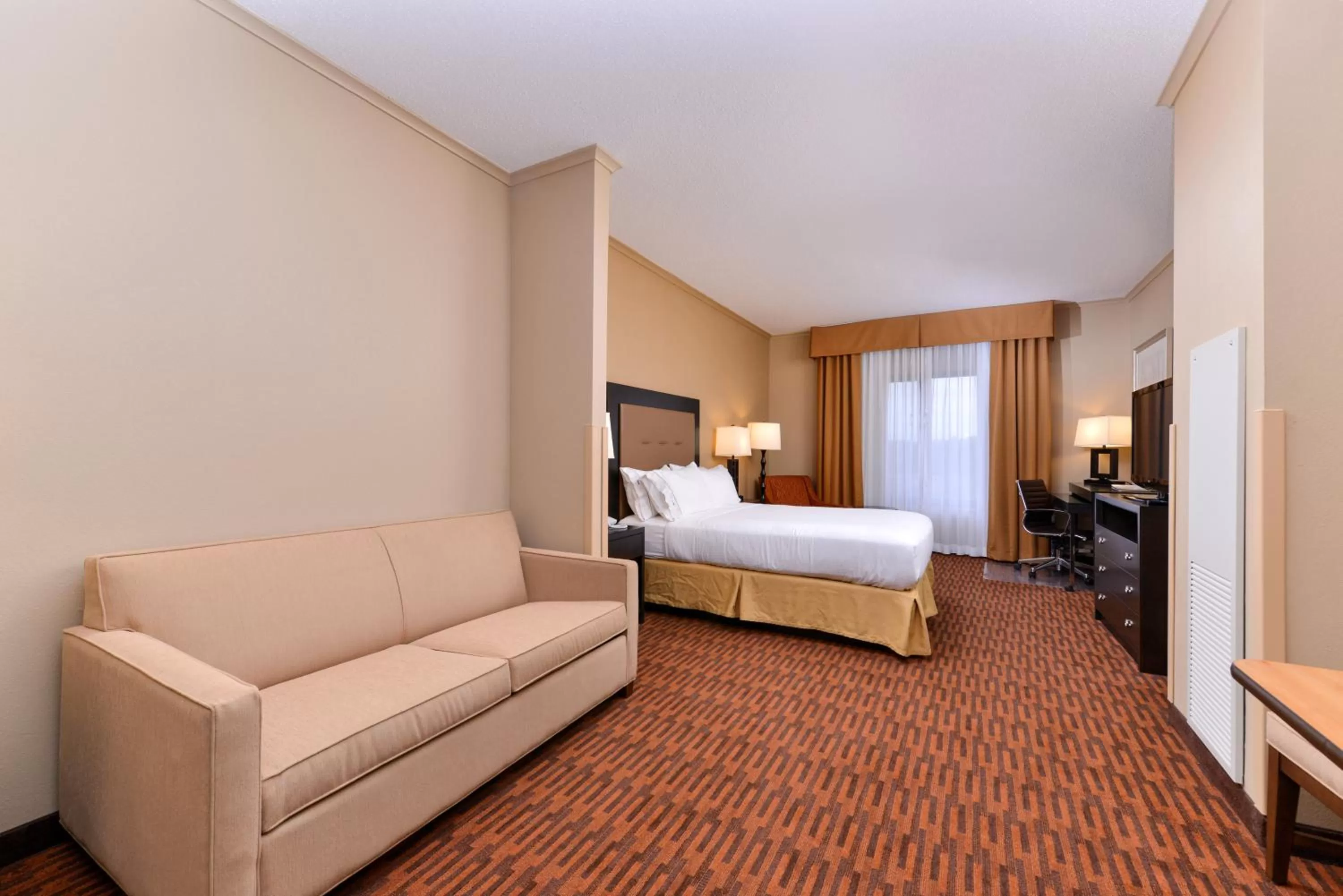 Suite - Mobility Access Roll in Shower/Non-Smoking in Holiday Inn Express Breezewood by IHG