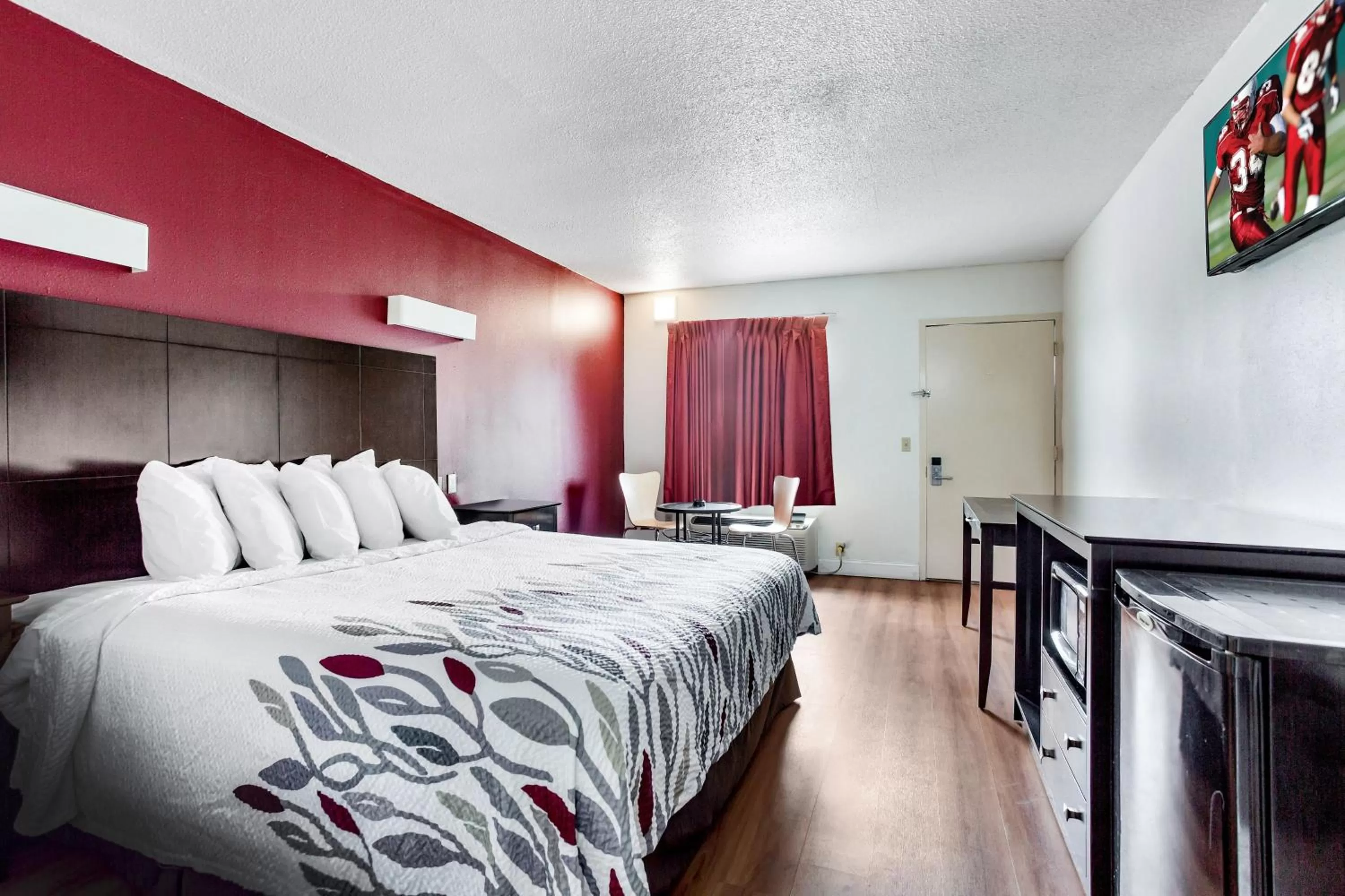 Superior King Room - Smoking in Red Roof Inn Monteagle - I-24