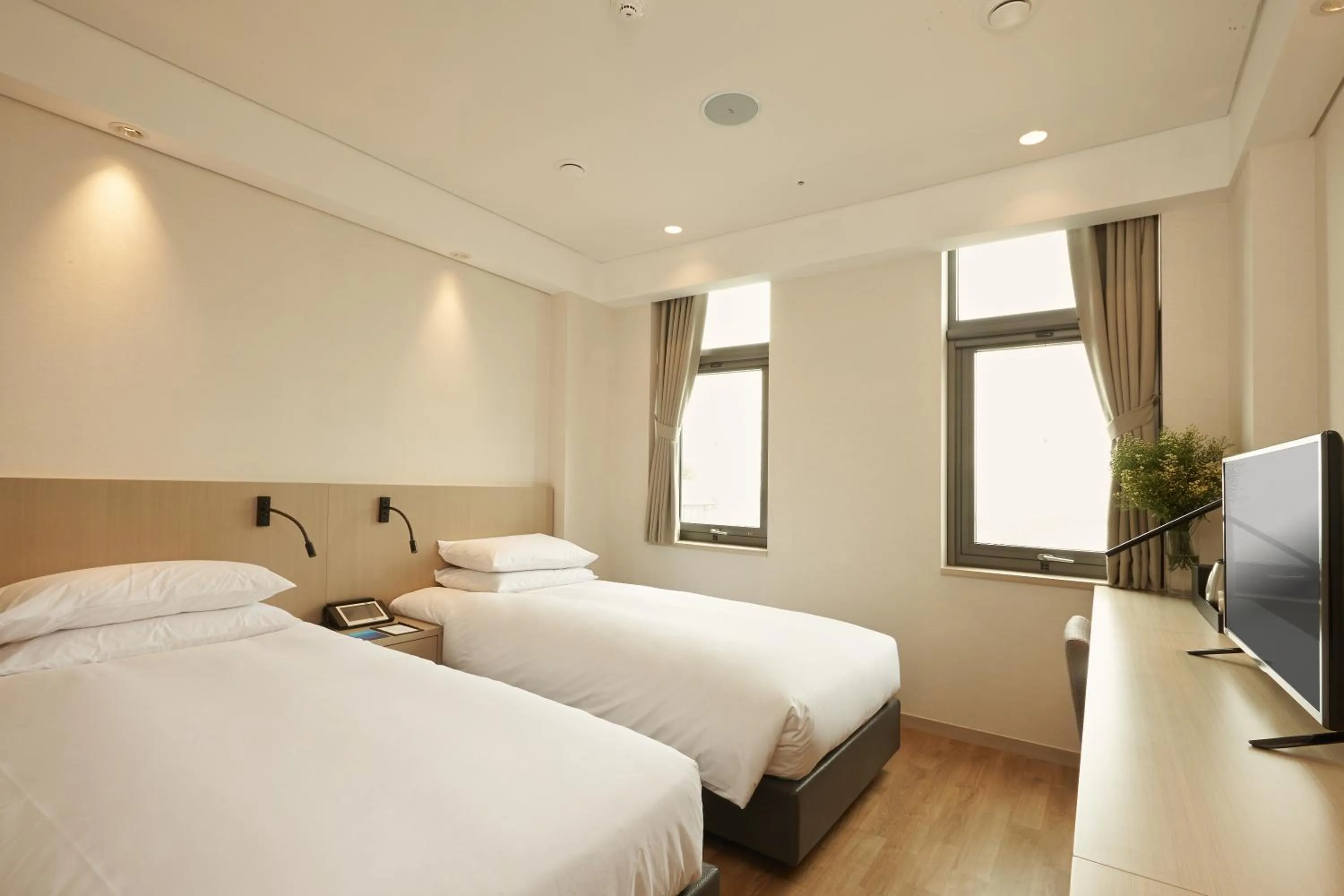 Standard Twin Room in Mayplace Hotel