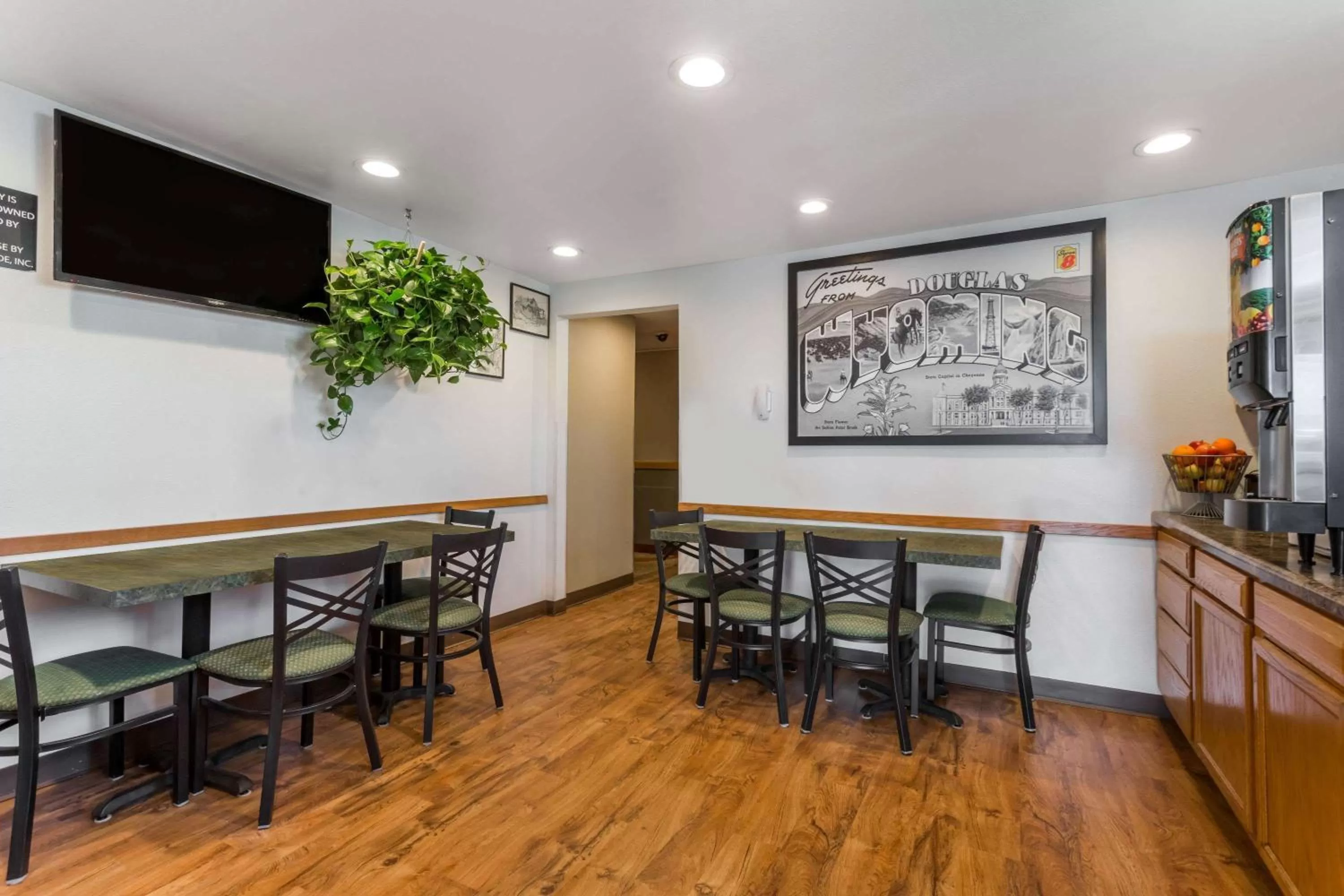 Restaurant/places to eat in Super 8 by Wyndham Douglas