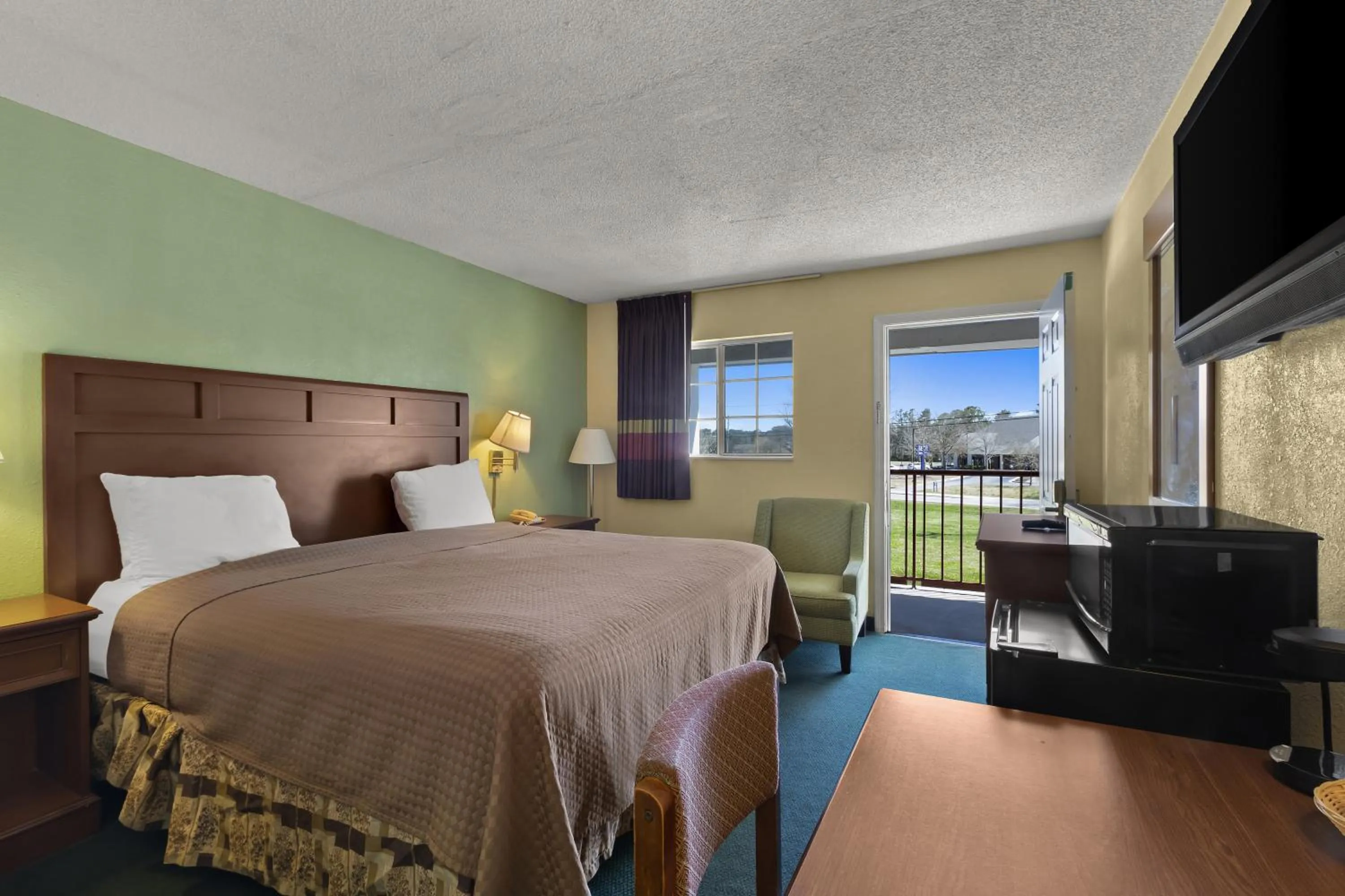 1 King Bed Accessible Non-Smoking in Americas Best Value Inn Edenton