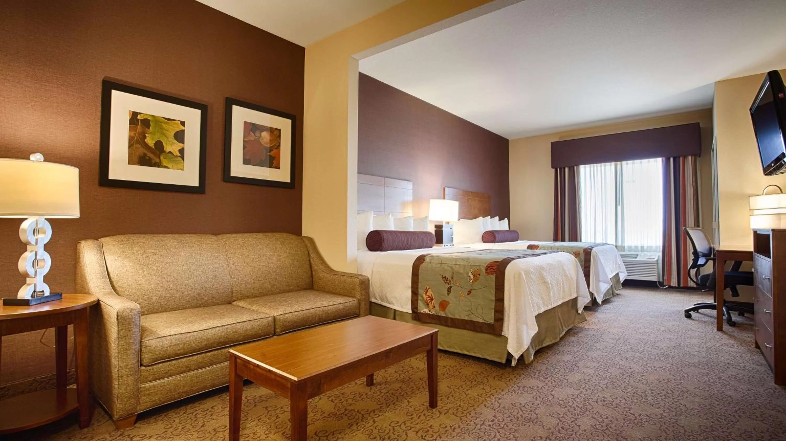 Queen Suite with Two Queen Beds and Sofa Bed in Best Western Plus Carousel Inn & Suites Burlington