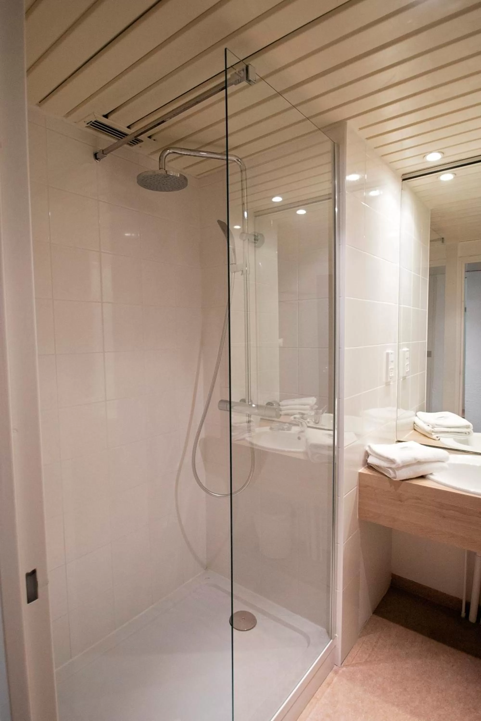 Shower in Kyriad Nemours