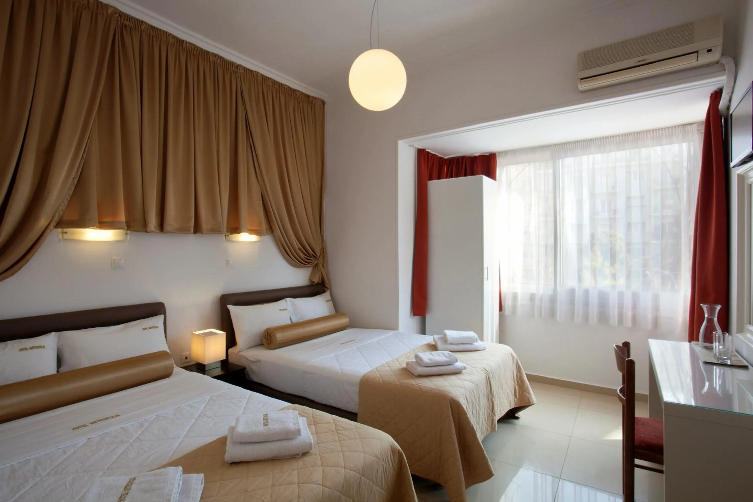 Family Room in Metropolis Hotel