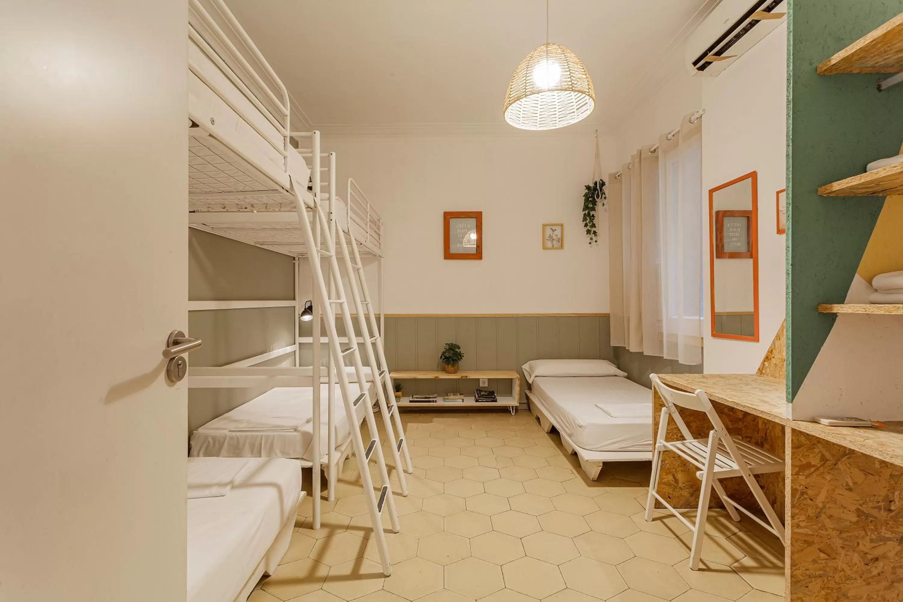 Quintuple Room with Shared Bathroom in Bird House