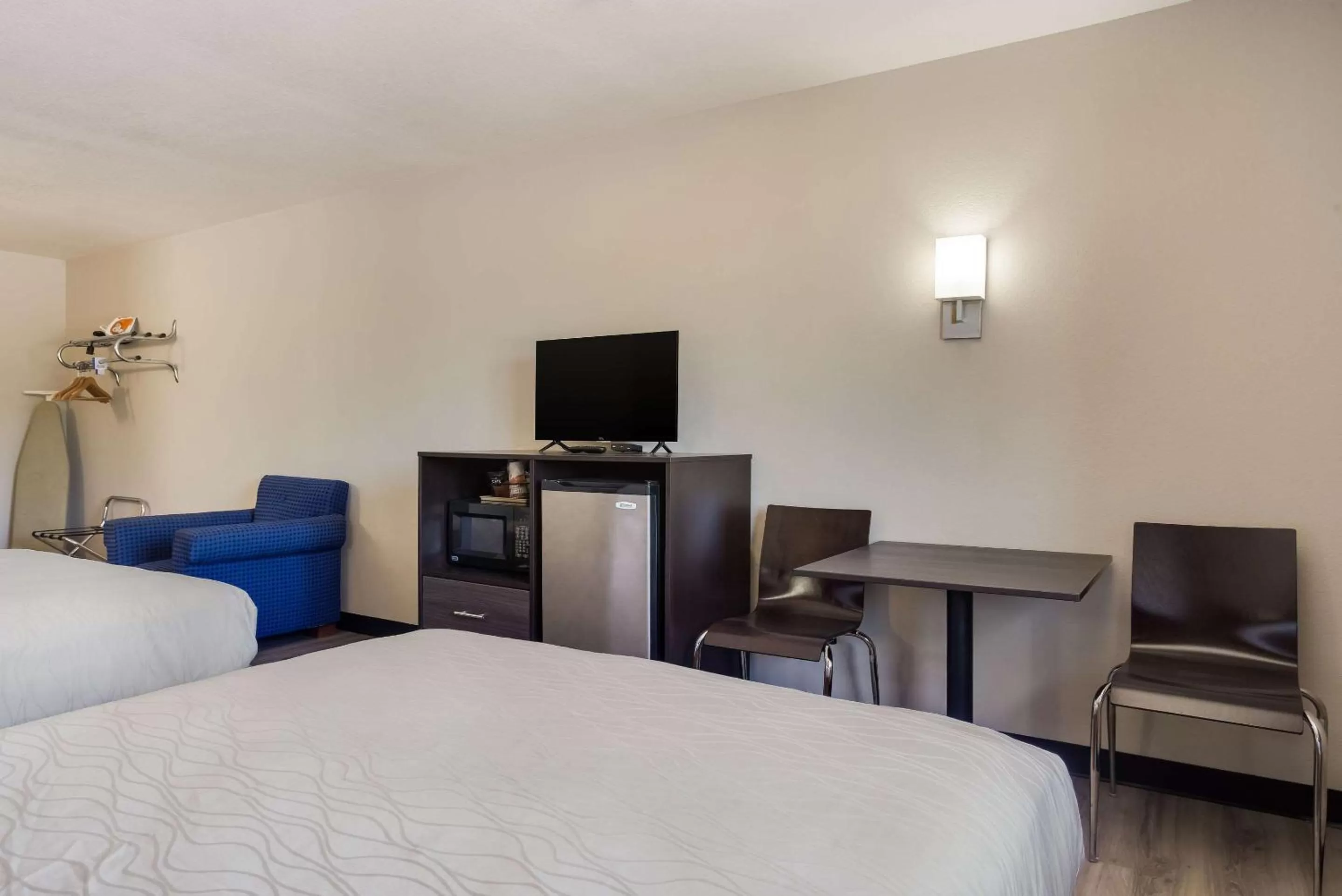 Queen Room with Two Queen Beds - Non-Smoking/No Pets in Rodeway Inn Branson, Brick House