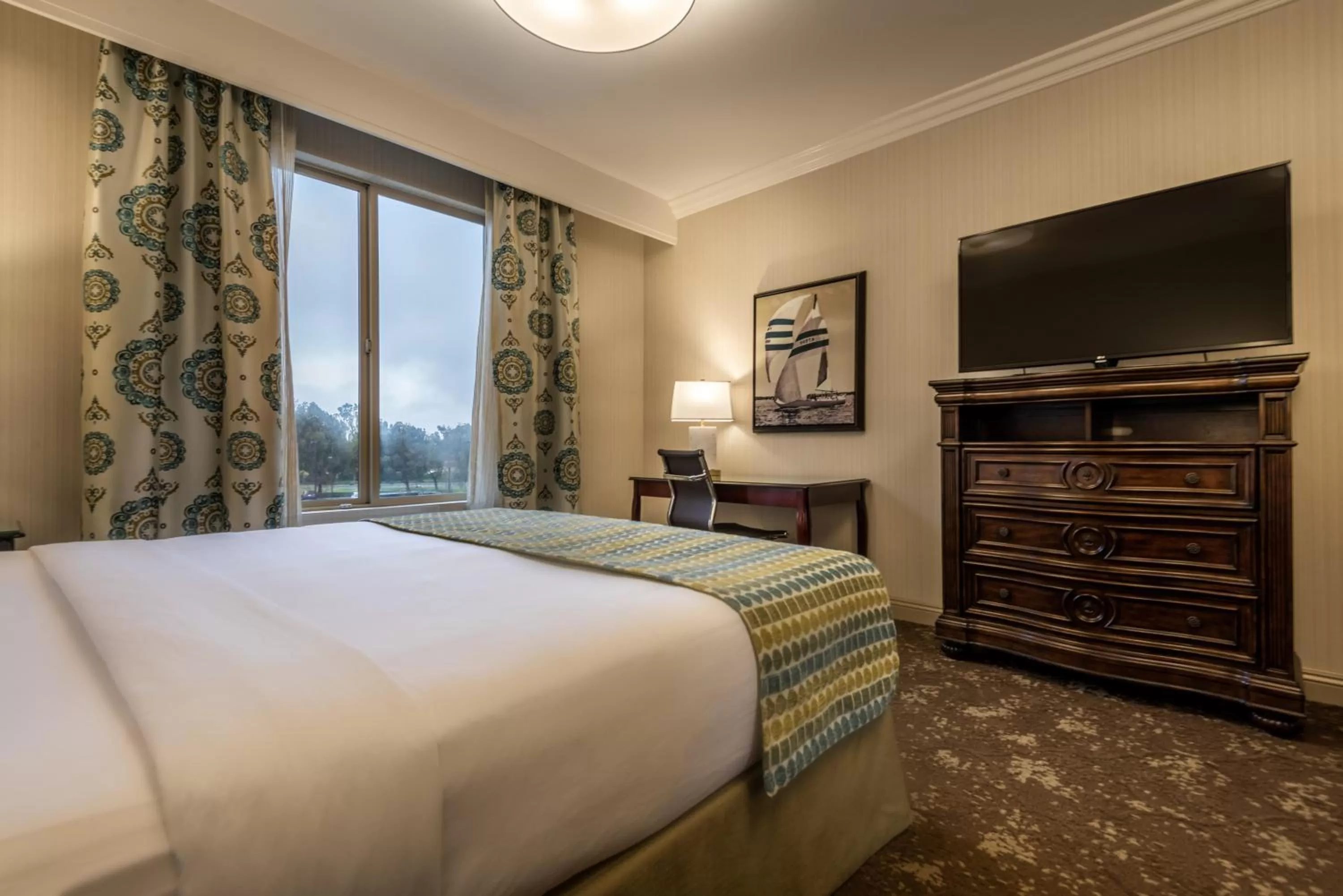 Deluxe King Courtyard in Ayres Hotel Seal Beach - Cypress