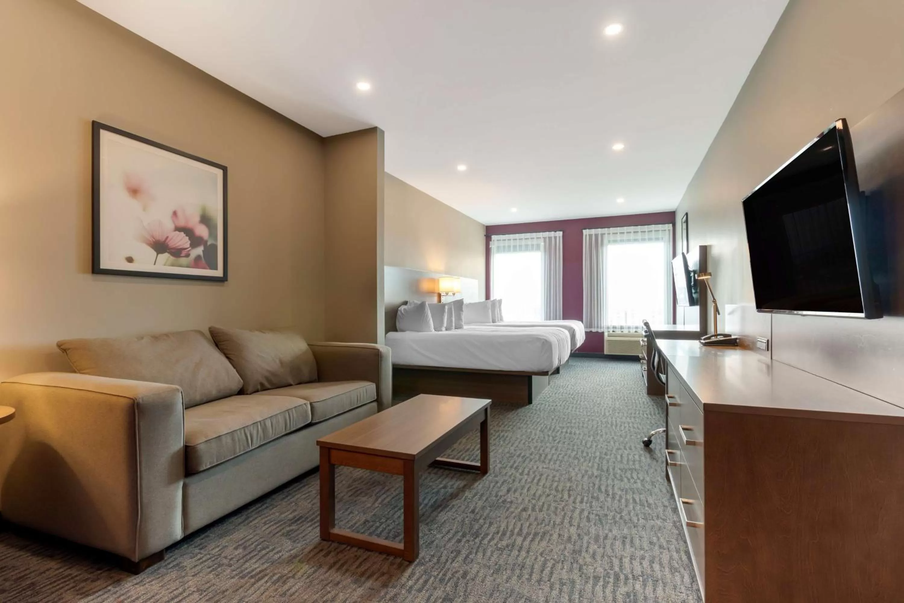 Queen Suite with Two Queen Beds with Sofa Bed in Best Western Plus Dauphin