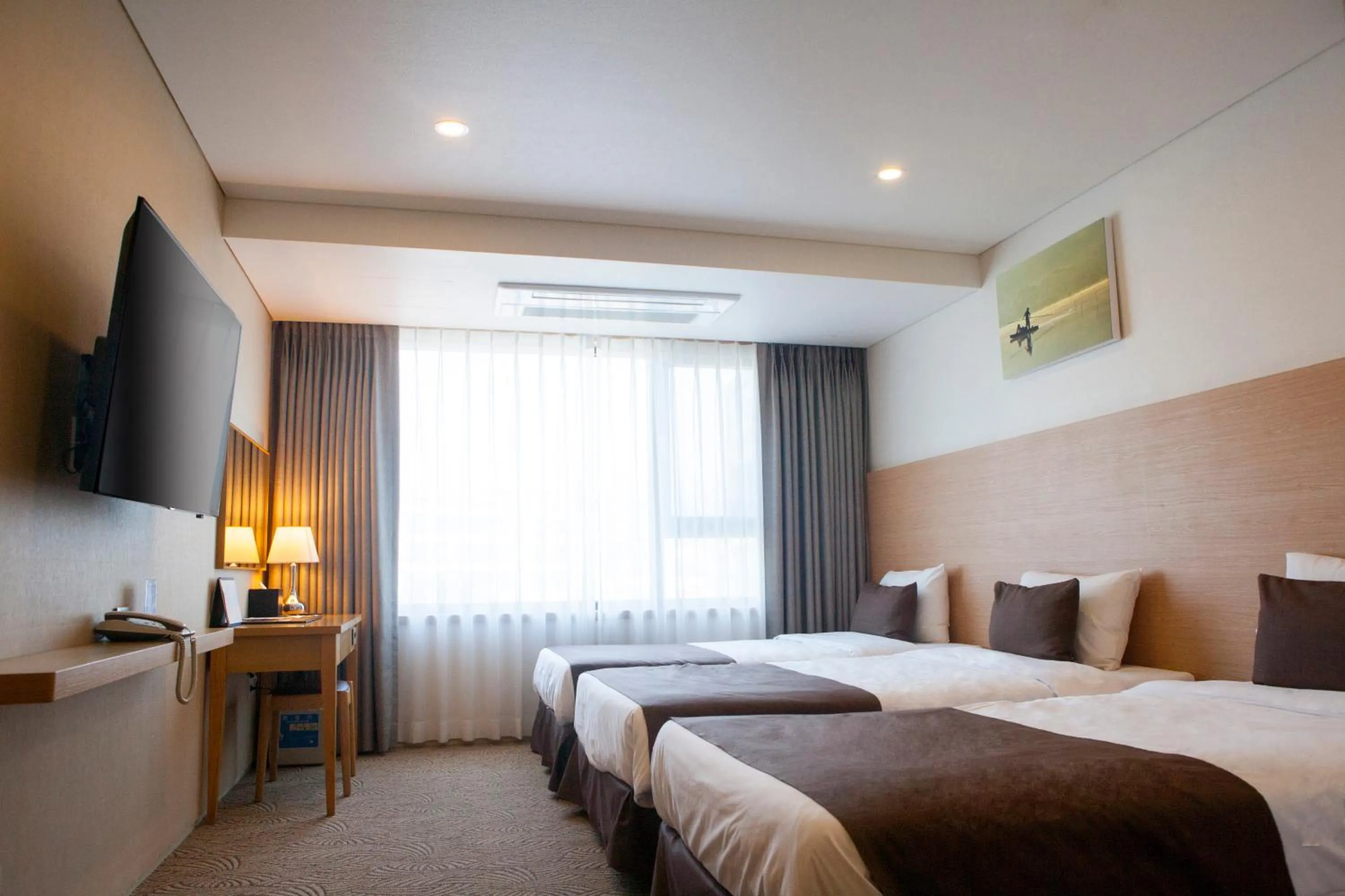 Deluxe Triple Room in Benikea Jungmun Hotel