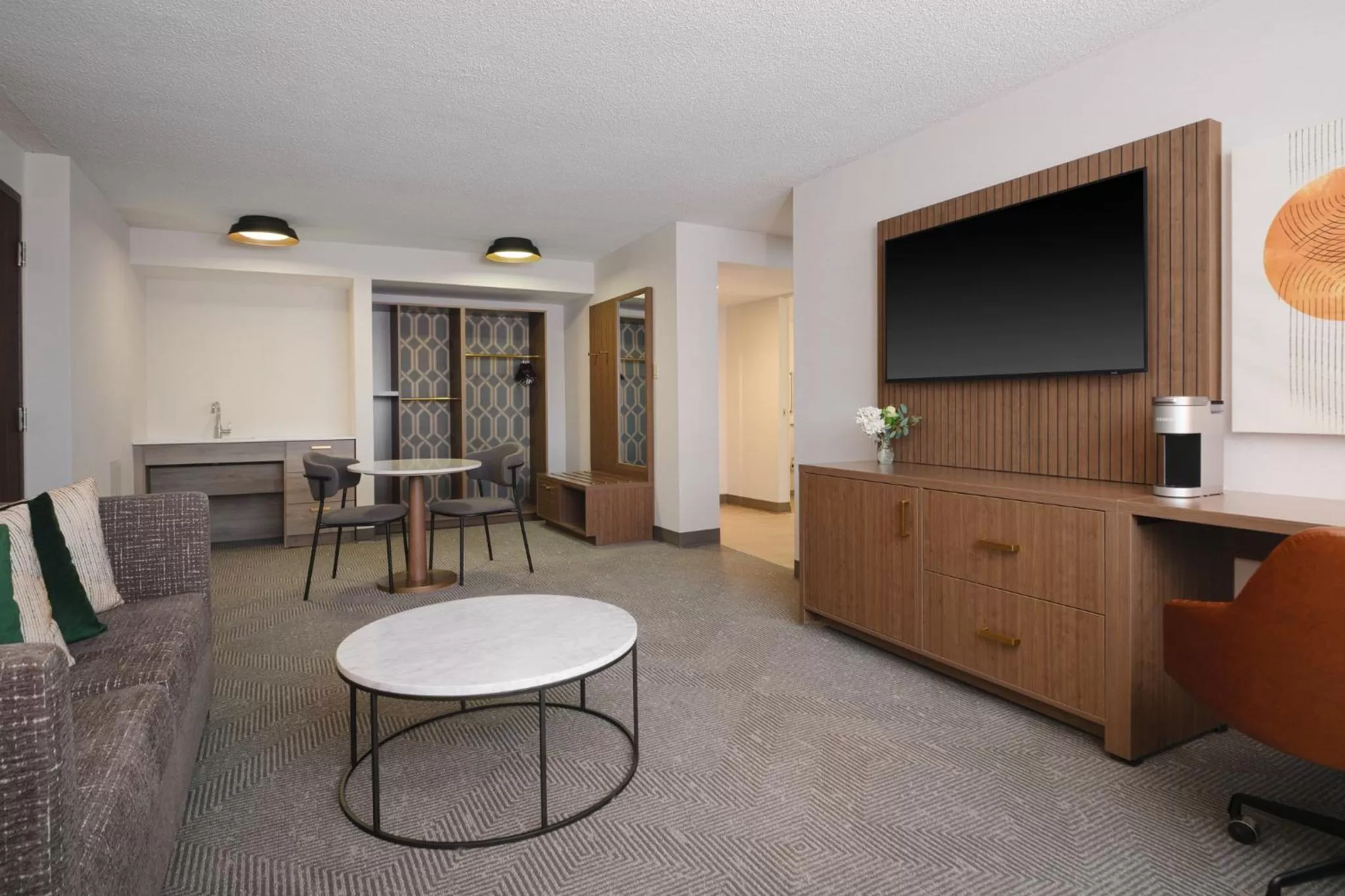 One-Bedroom KIng Suite - Accessible in Holiday Inn Chicago O'Hare - Rosemont by IHG