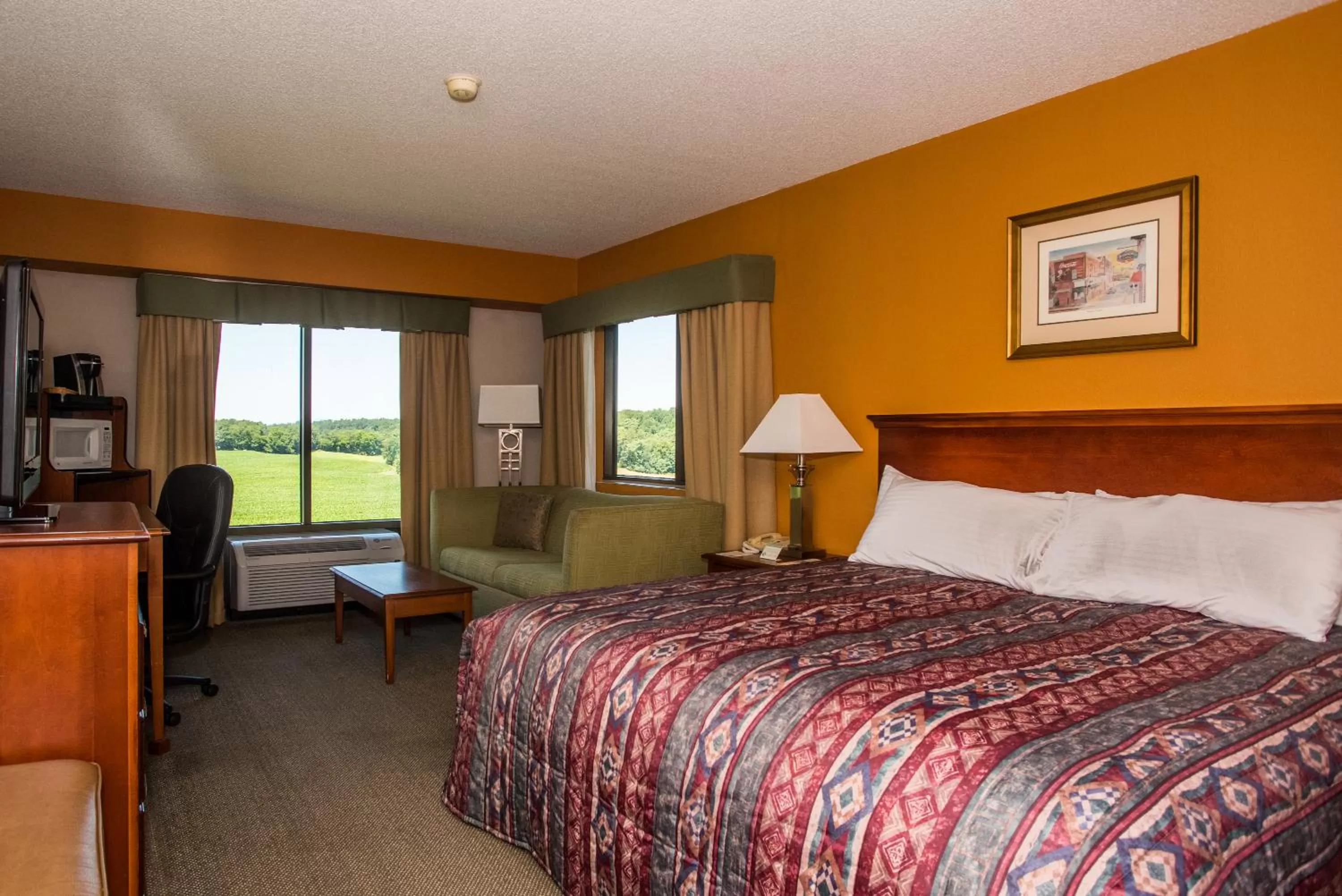 King Room with Mountain View - Non-Smoking in Round Hill Inn