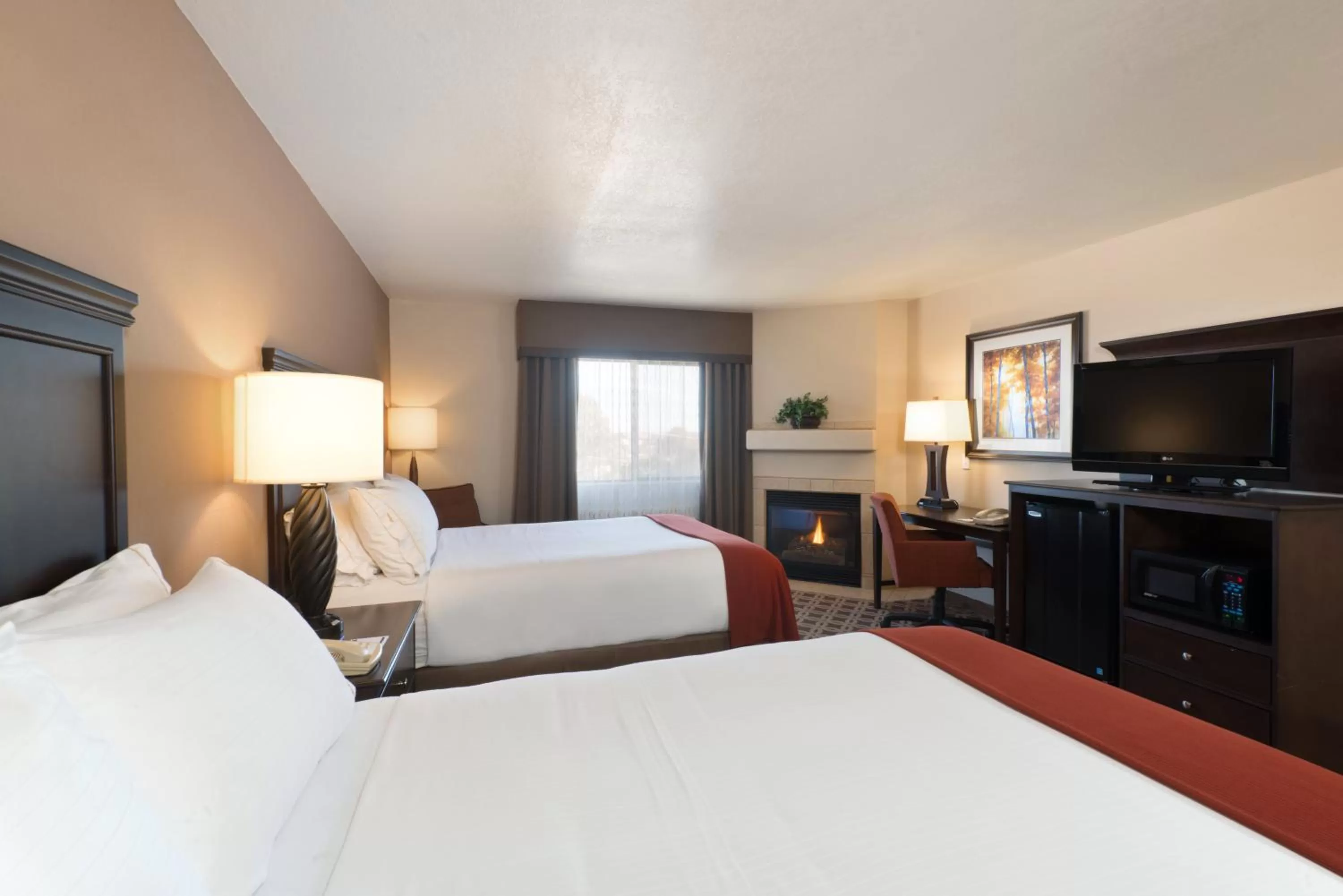 Queen Room with Two Queen Beds and Fireplace - Tub/Shower/Non-Smoking in Holiday Inn Express Show Low by IHG
