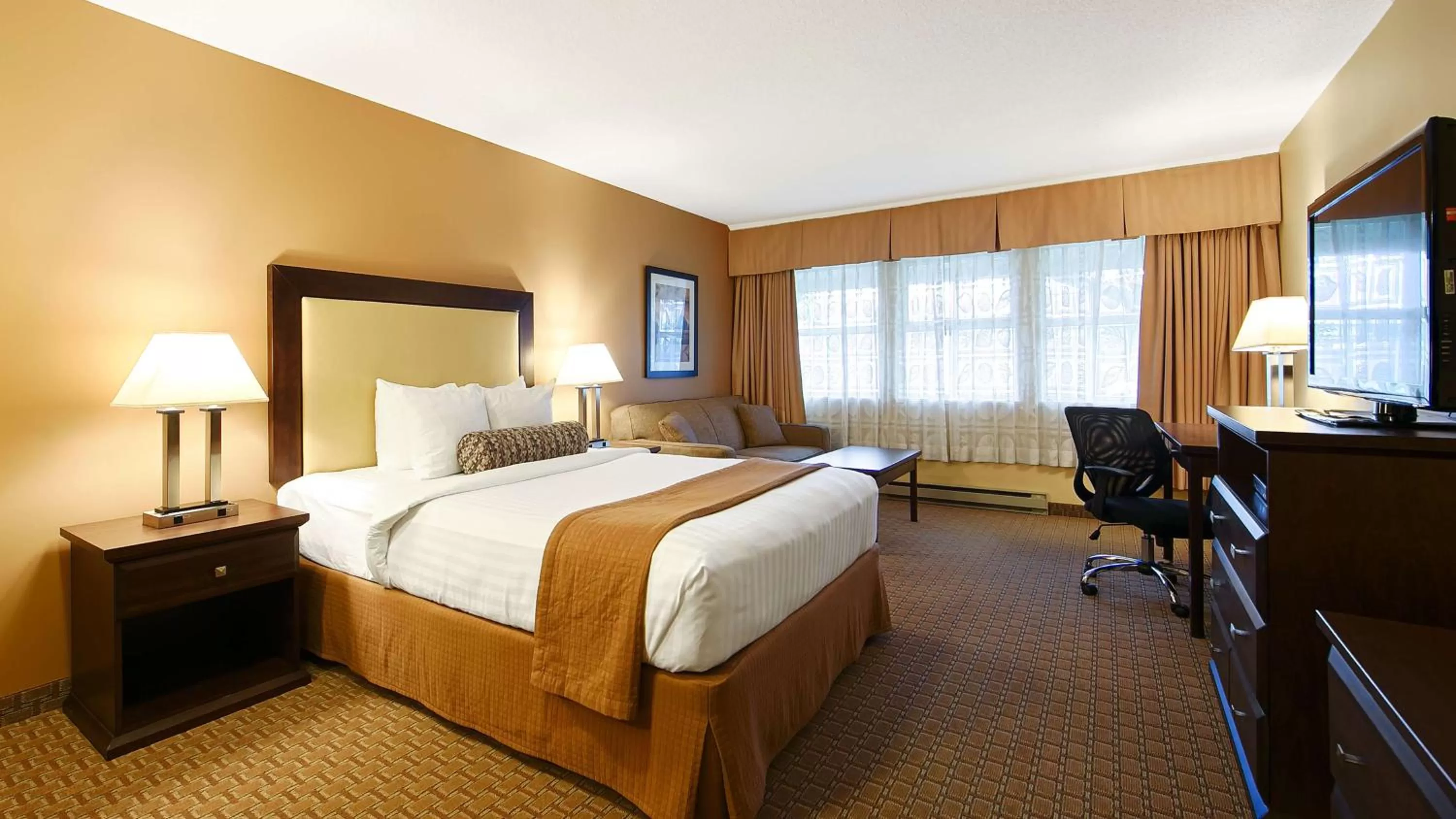 Queen Room with Roll-In Shower - Mobility Accessible/Non-Smoking in Best Western Plus Emerald Isle Hotel