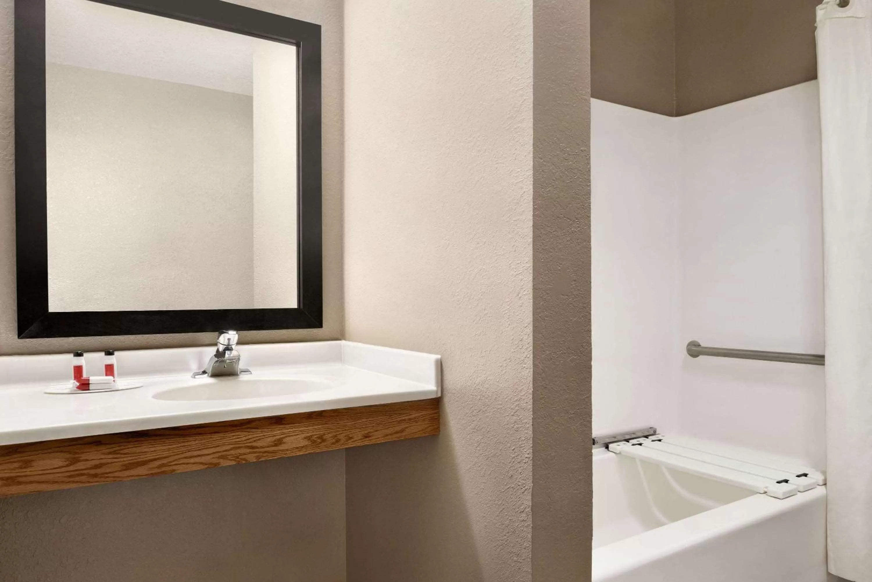 King Room - Mobility Access/Non-Smoking in Super 8 by Wyndham Akron S/Green/Uniontown OH