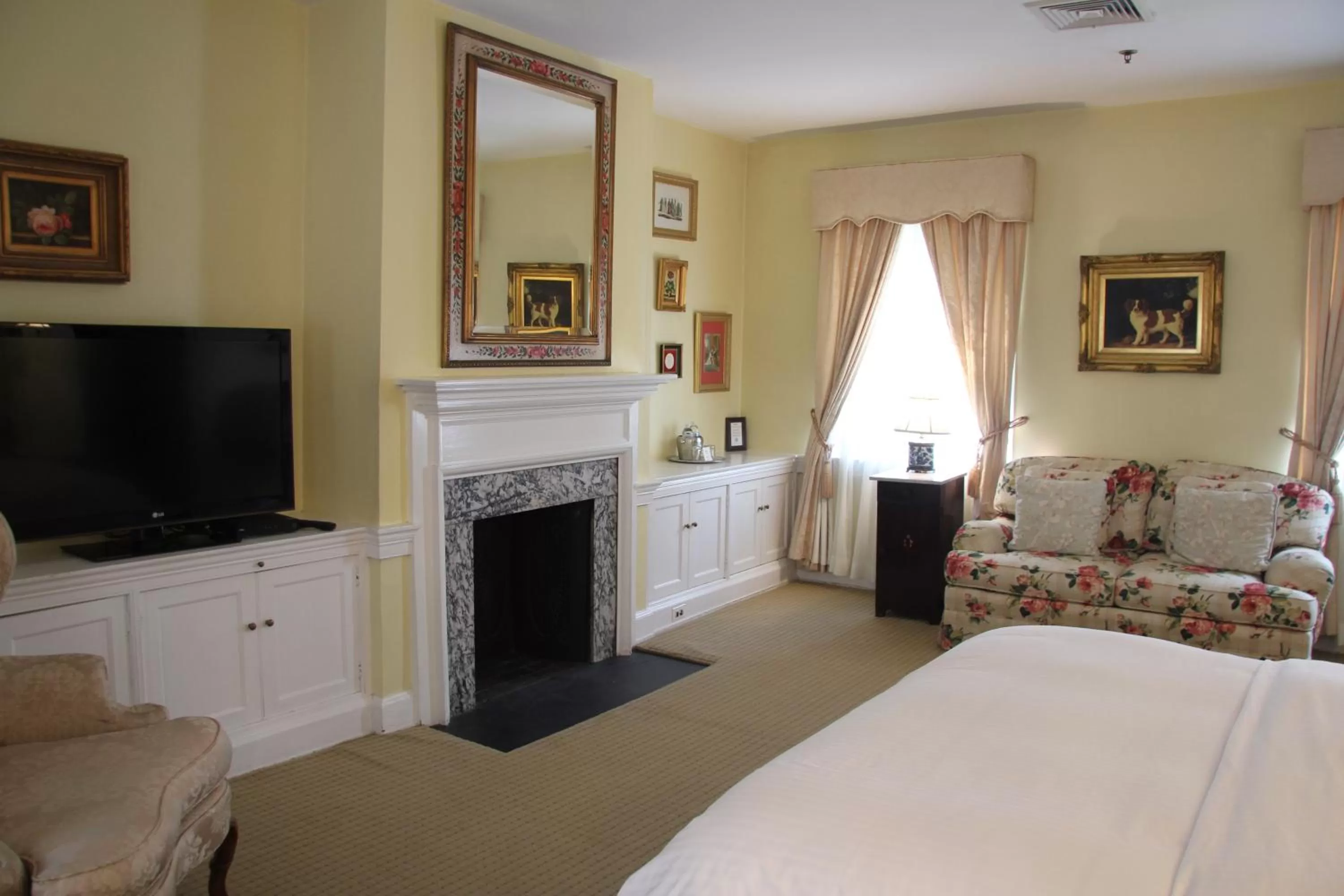 Queen Room with Garden View in Morris House Hotel