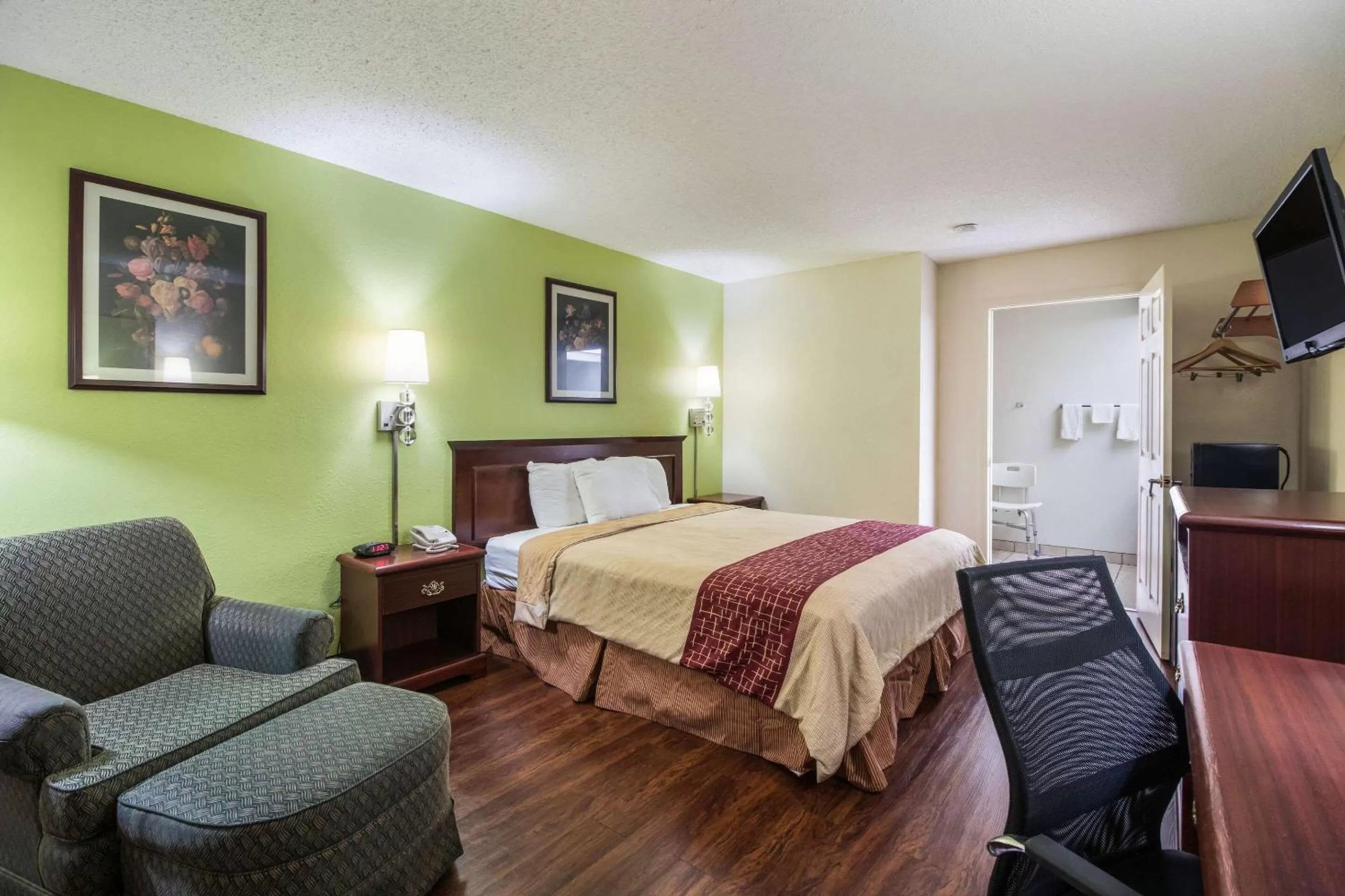 King Room - Accessible/Non-Smoking in Rodeway Inn Bolivar