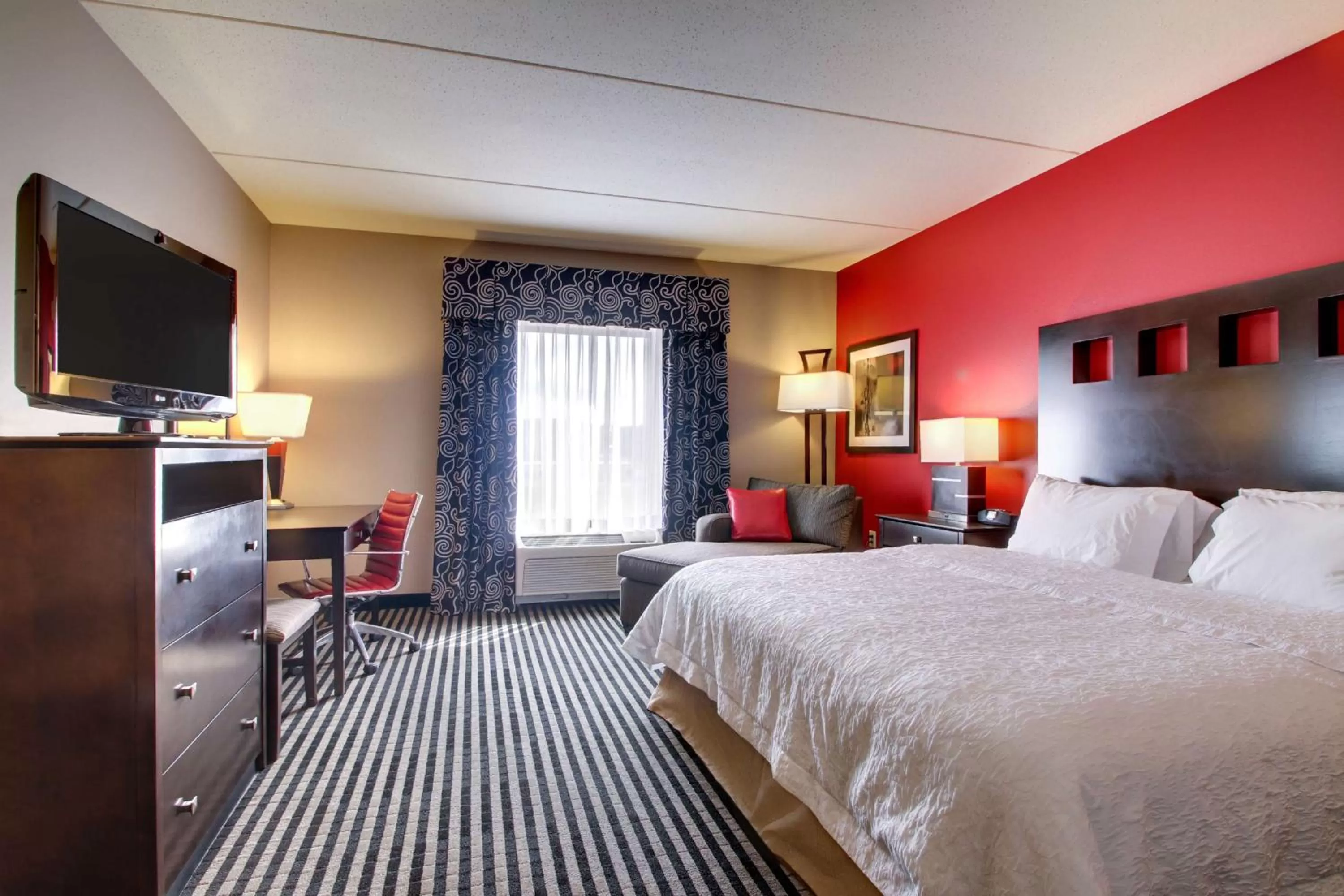 King Room with Accessible Tub - Mobility and Hearing Access/Non-Smoking in Hampton Inn Birmingham/Leeds