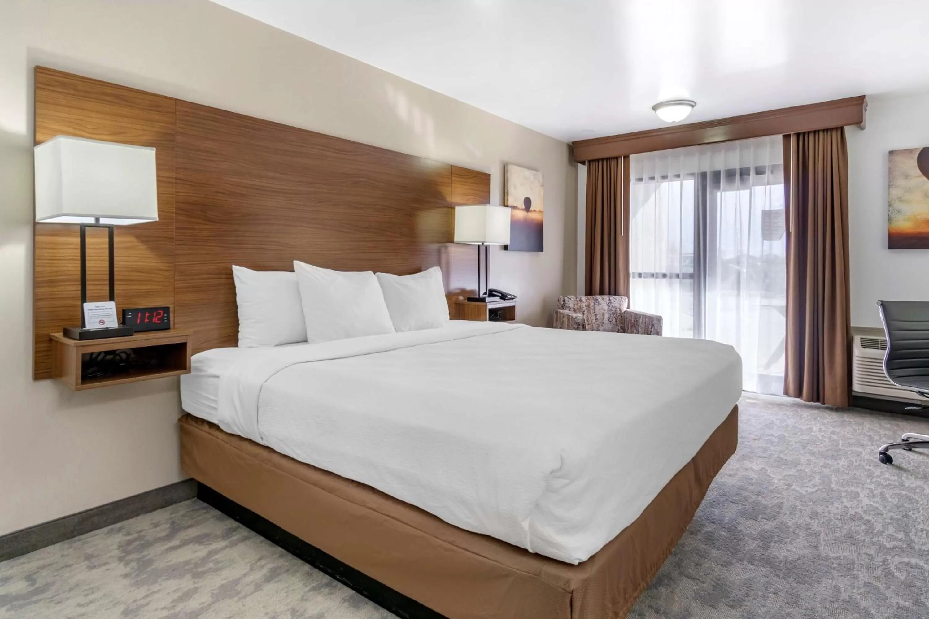 King Room with Lake View - Non-Smoking in Best Western PLUS Lake Front Hotel