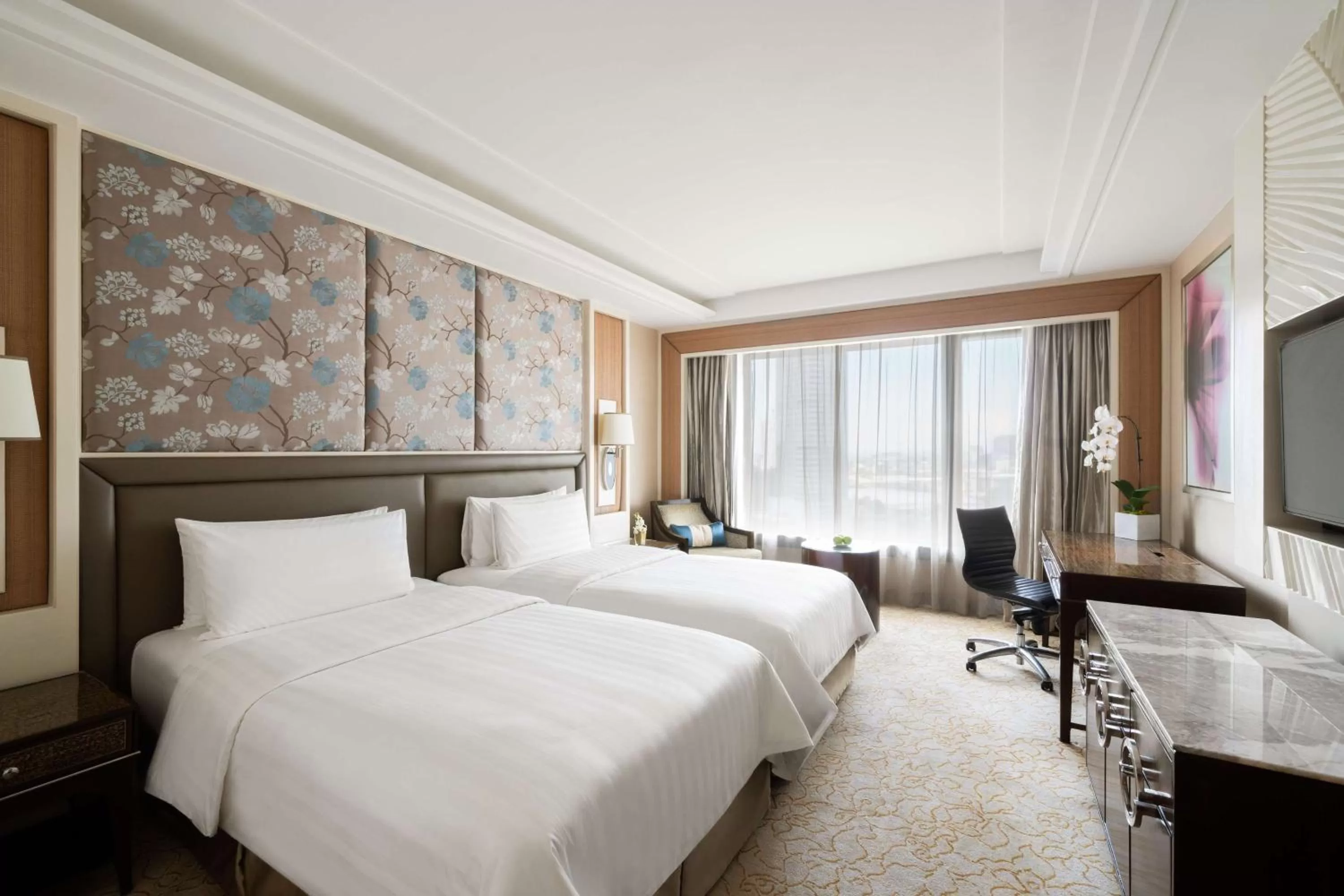 Tower Wing Deluxe Twin in Edsa Shangri-La, Manila