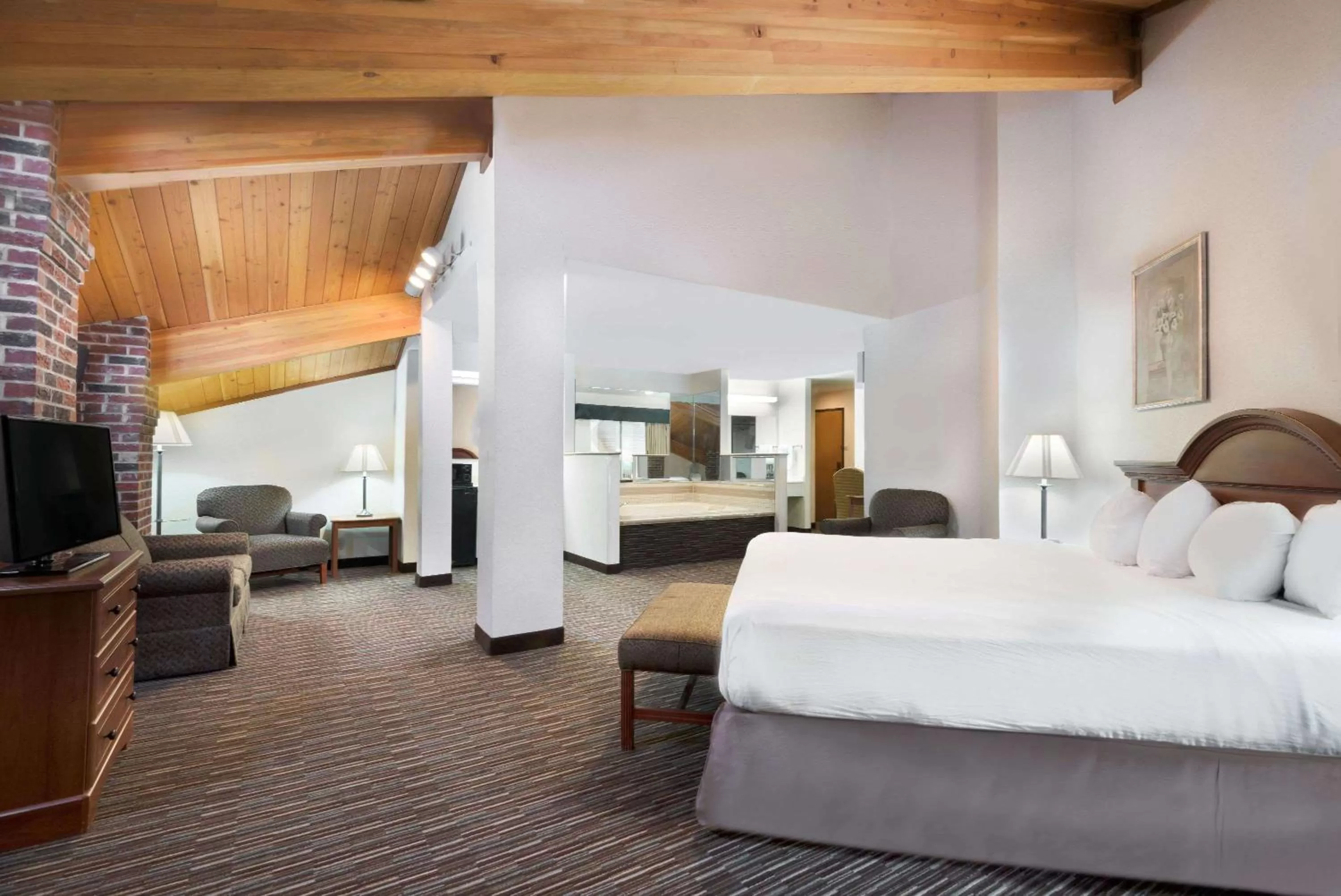 Superior King Studio Suite with Pool View - Non-Smoking in Baymont by Wyndham Columbus/Rickenbacker