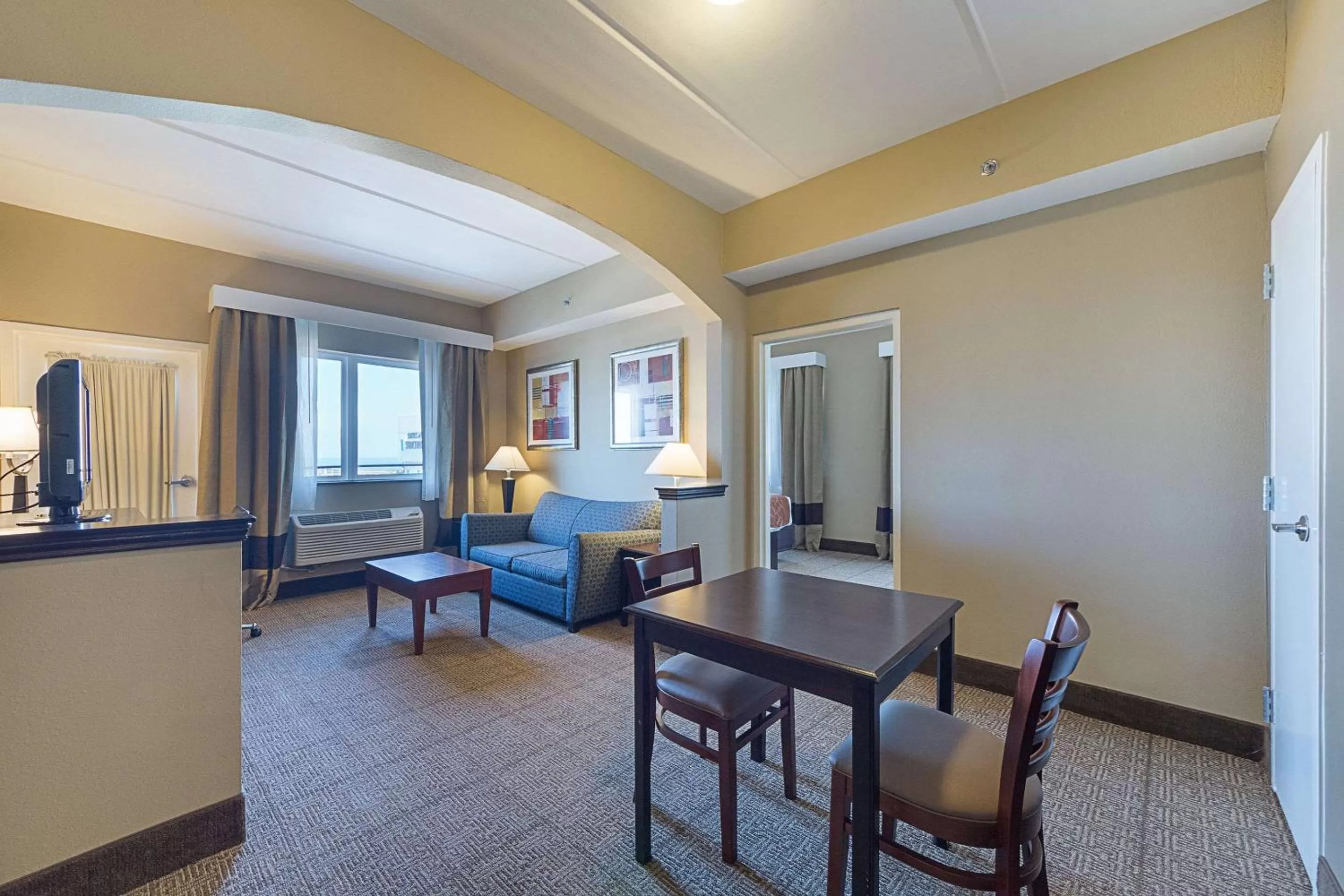 Business King Suite - Non-Smoking in Comfort Suites Beachside