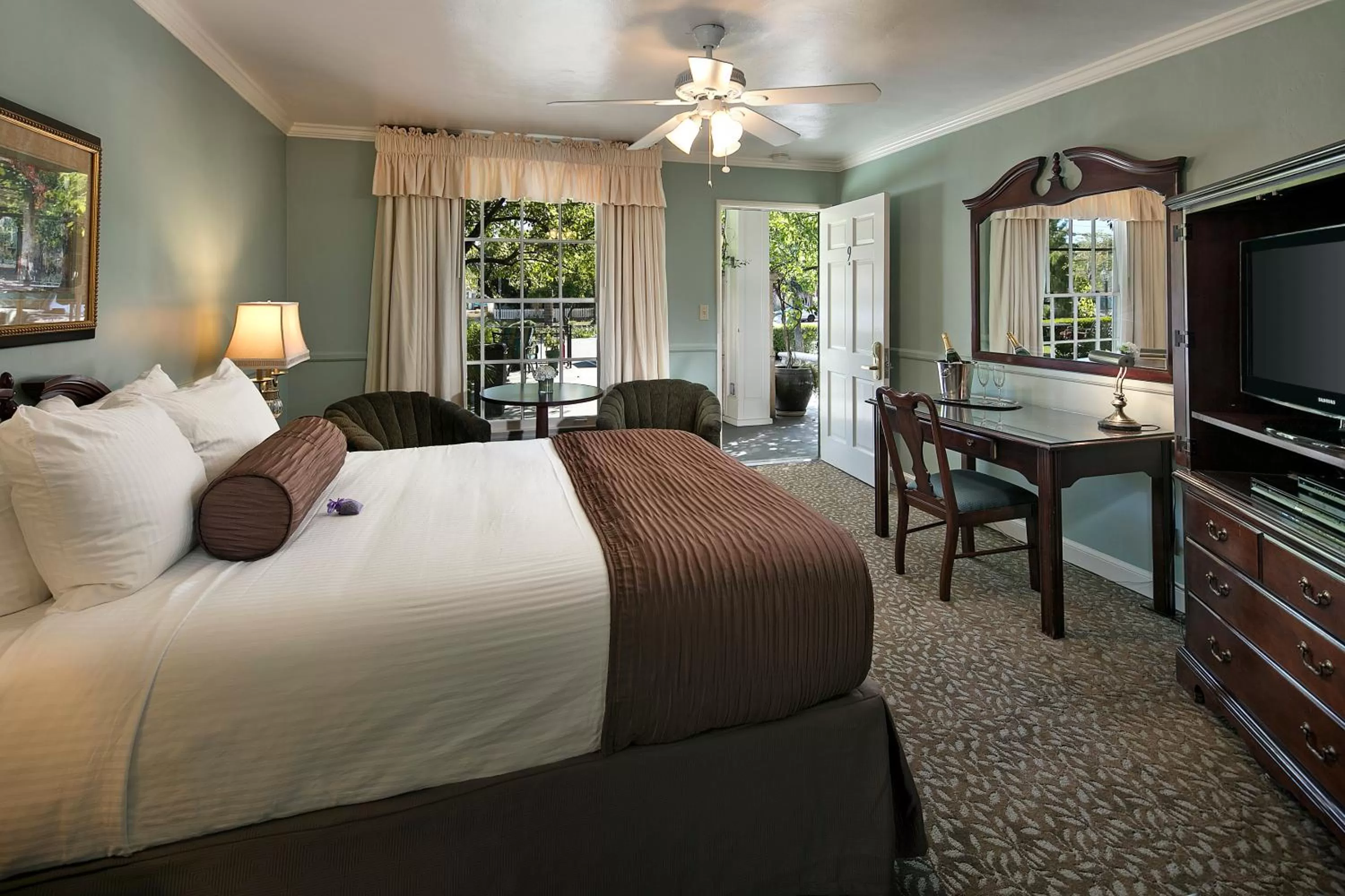 Standard Queen Room in Lavender Inn by the Sea