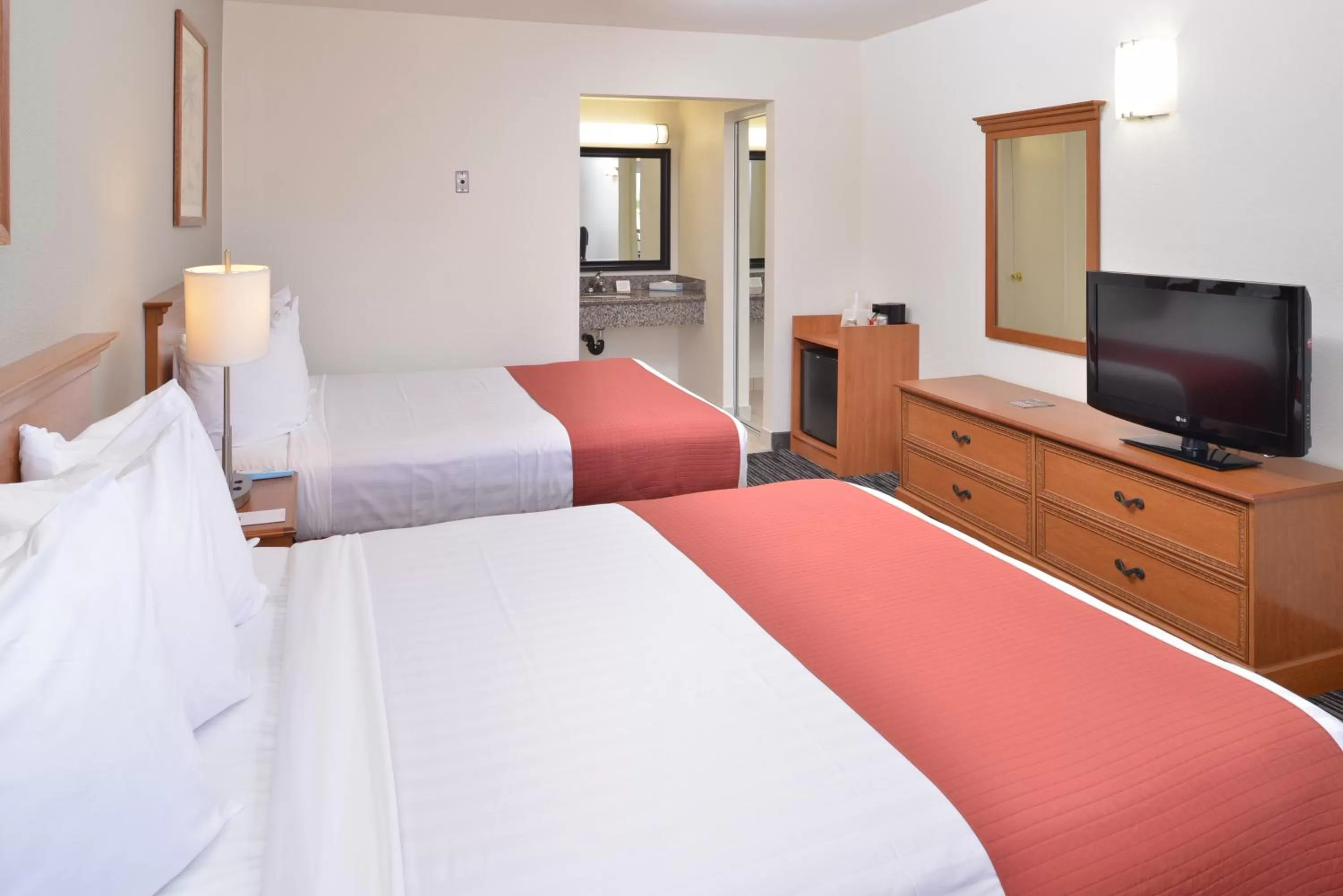 Queen Room with Two Queen Beds - Non-Smoking in Pleasant Inn