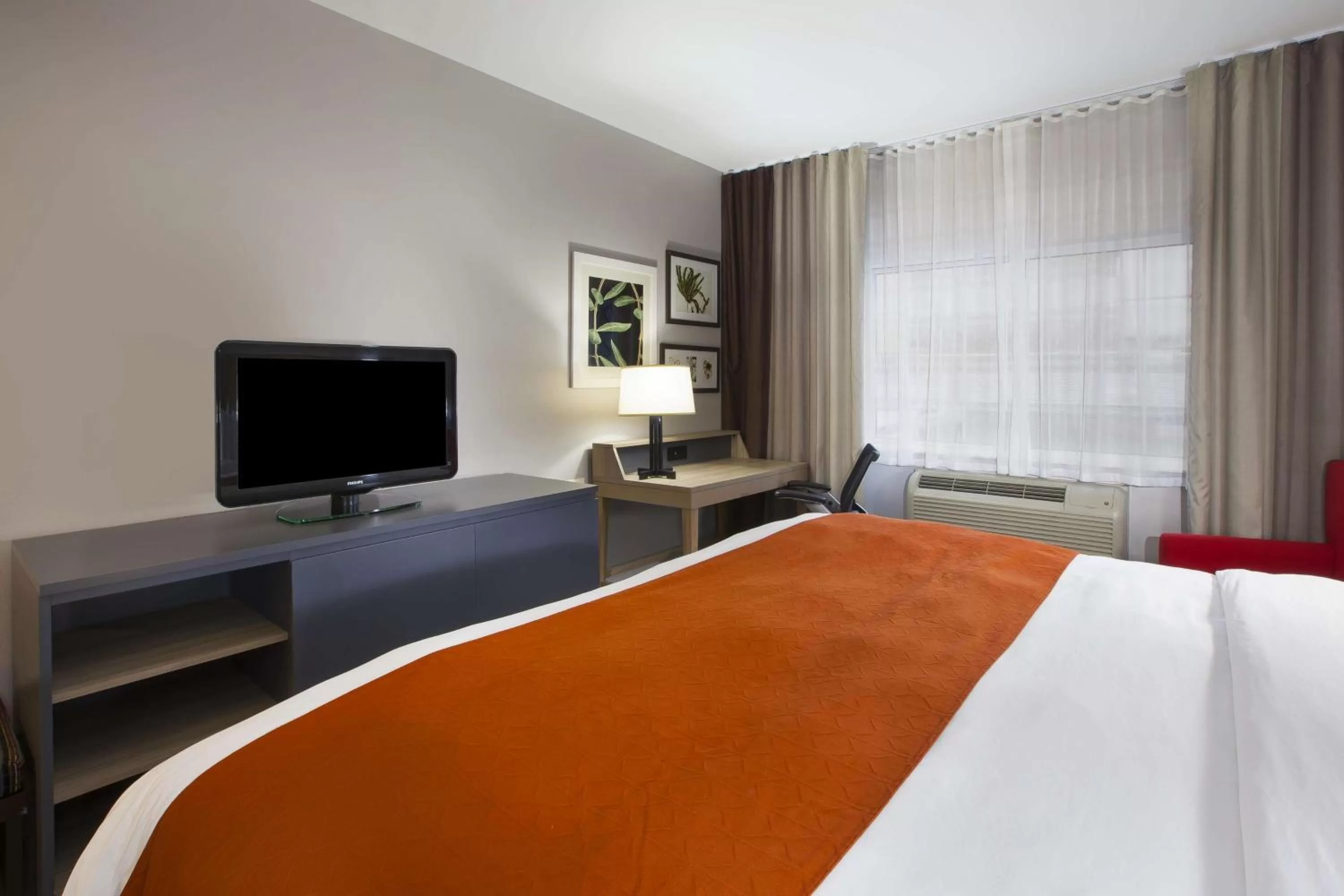 King Room with Roll-in Shower - Disability Access/Non-Smoking in Country Inn & Suites by Radisson, Big Rapids, MI